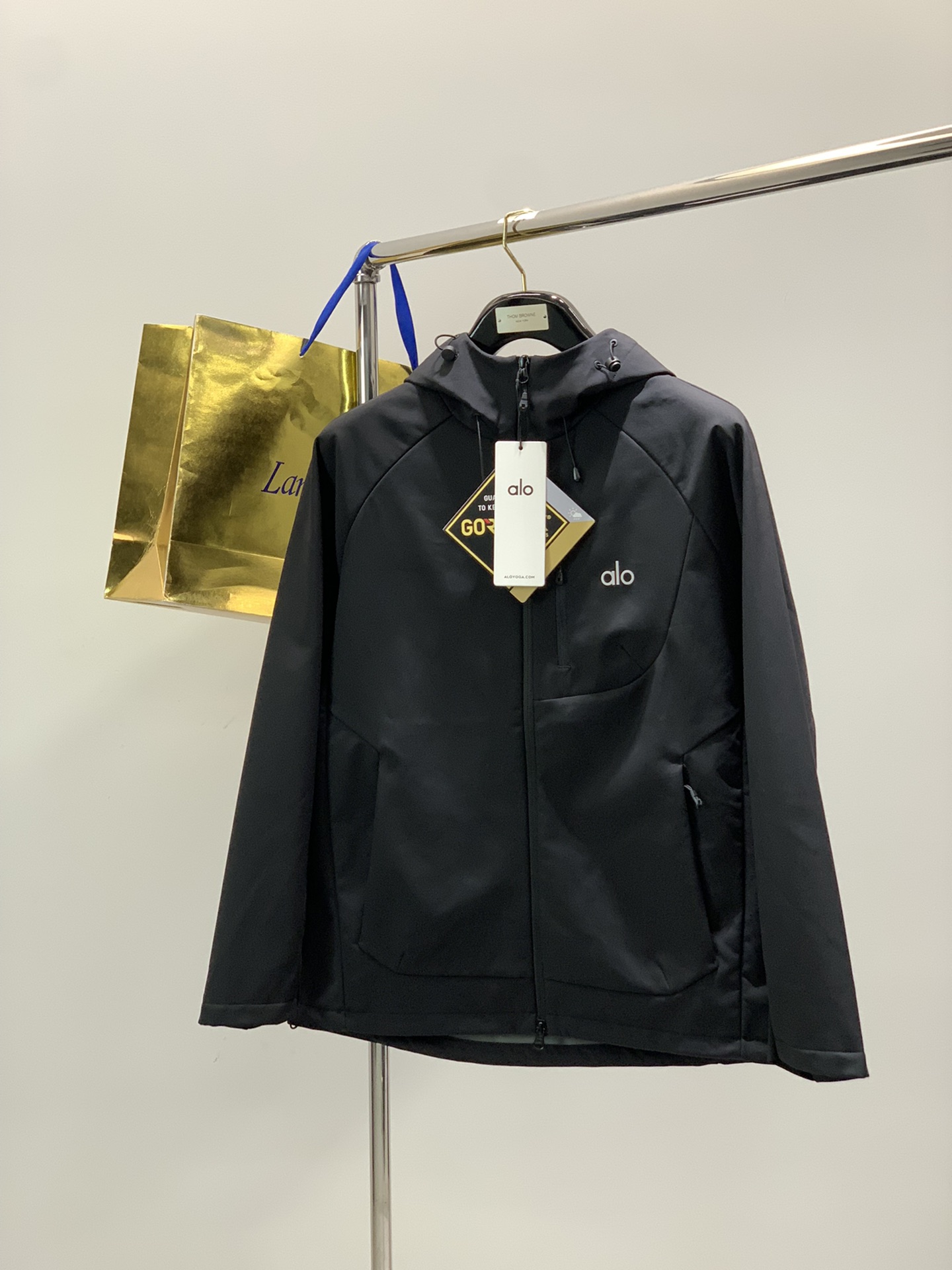 ，alo 阿洛，2025秋冬季最新款，专柜同步有售，原单狠货，时尚休闲➕薄绒连帽外套，上身很有特点！吸睛