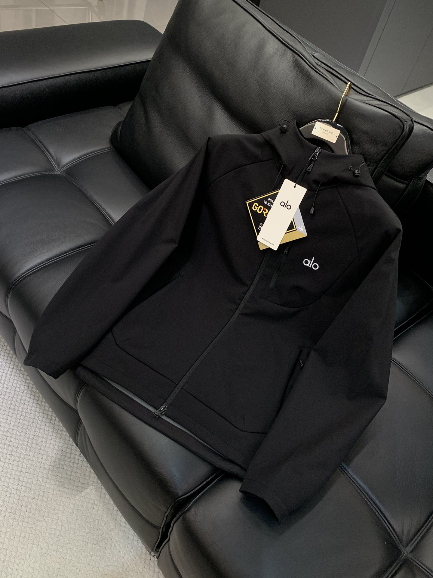，alo 阿洛，2025秋冬季最新款，专柜同步有售，原单狠货，时尚休闲➕薄绒连帽外套，上身很有特点！吸睛