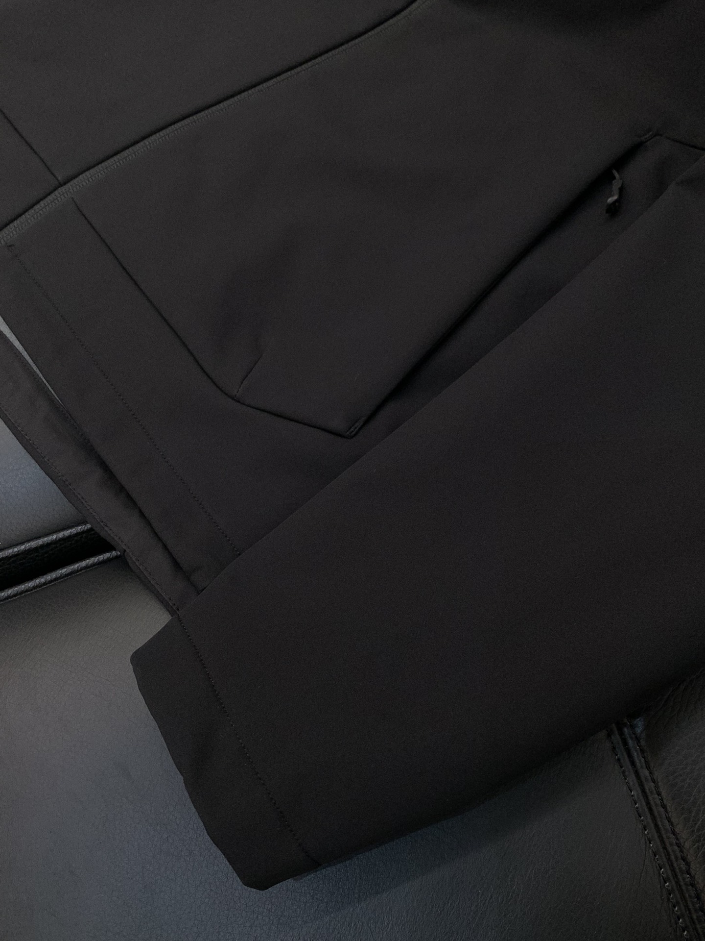 ，alo 阿洛，2025秋冬季最新款，专柜同步有售，原单狠货，时尚休闲➕薄绒连帽外套，上身很有特点！吸睛