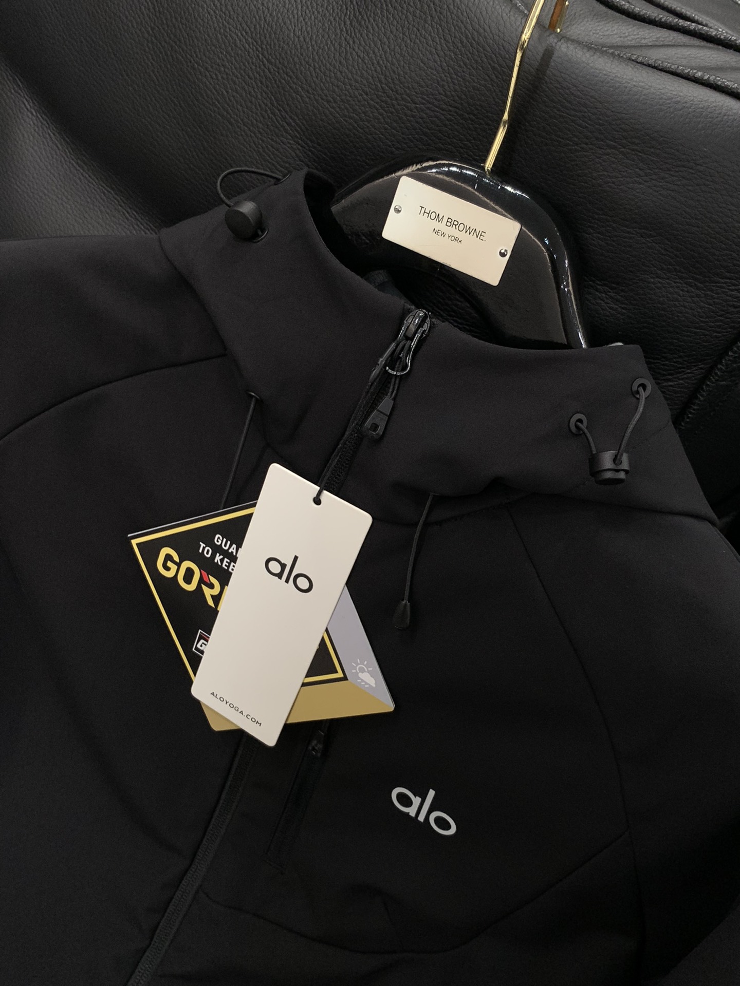 ，alo 阿洛，2025秋冬季最新款，专柜同步有售，原单狠货，时尚休闲➕薄绒连帽外套，上身很有特点！吸睛