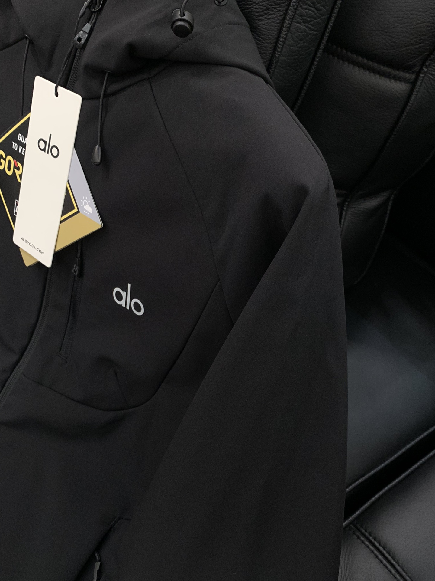 ，alo 阿洛，2025秋冬季最新款，专柜同步有售，原单狠货，时尚休闲➕薄绒连帽外套，上身很有特点！吸睛