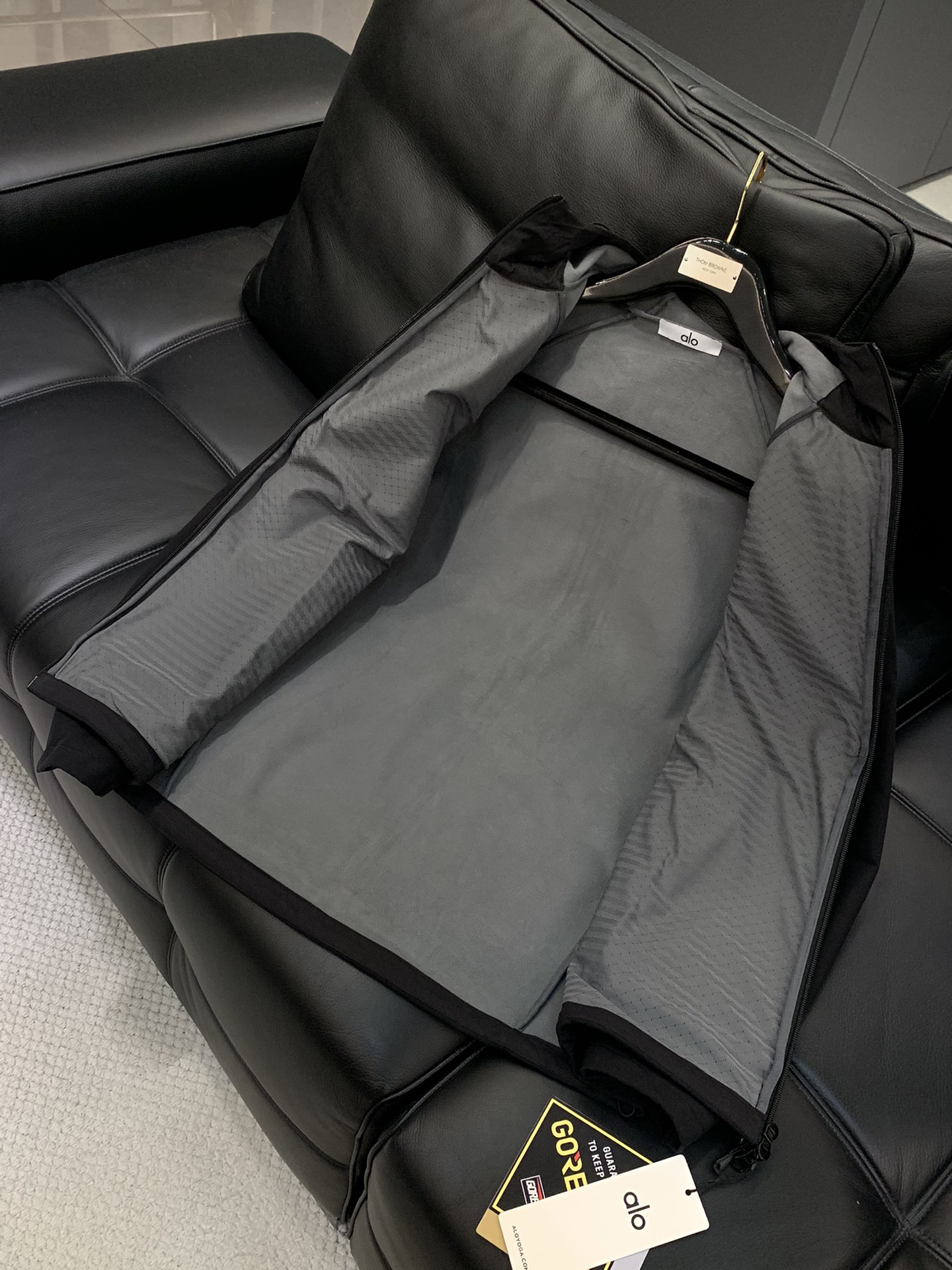 ，alo 阿洛，2025秋冬季最新款，专柜同步有售，原单狠货，时尚休闲➕薄绒连帽外套，上身很有特点！吸睛