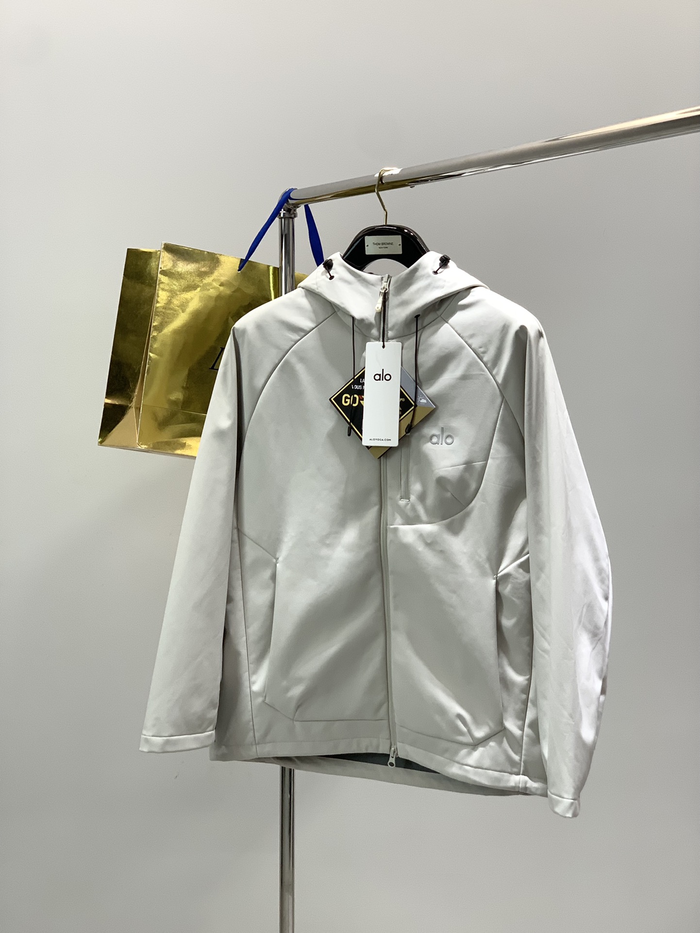 ，alo 阿洛，2025秋冬季最新款，专柜同步有售，原单狠货，时尚休闲➕薄绒连帽外套，上身很有特点！吸睛