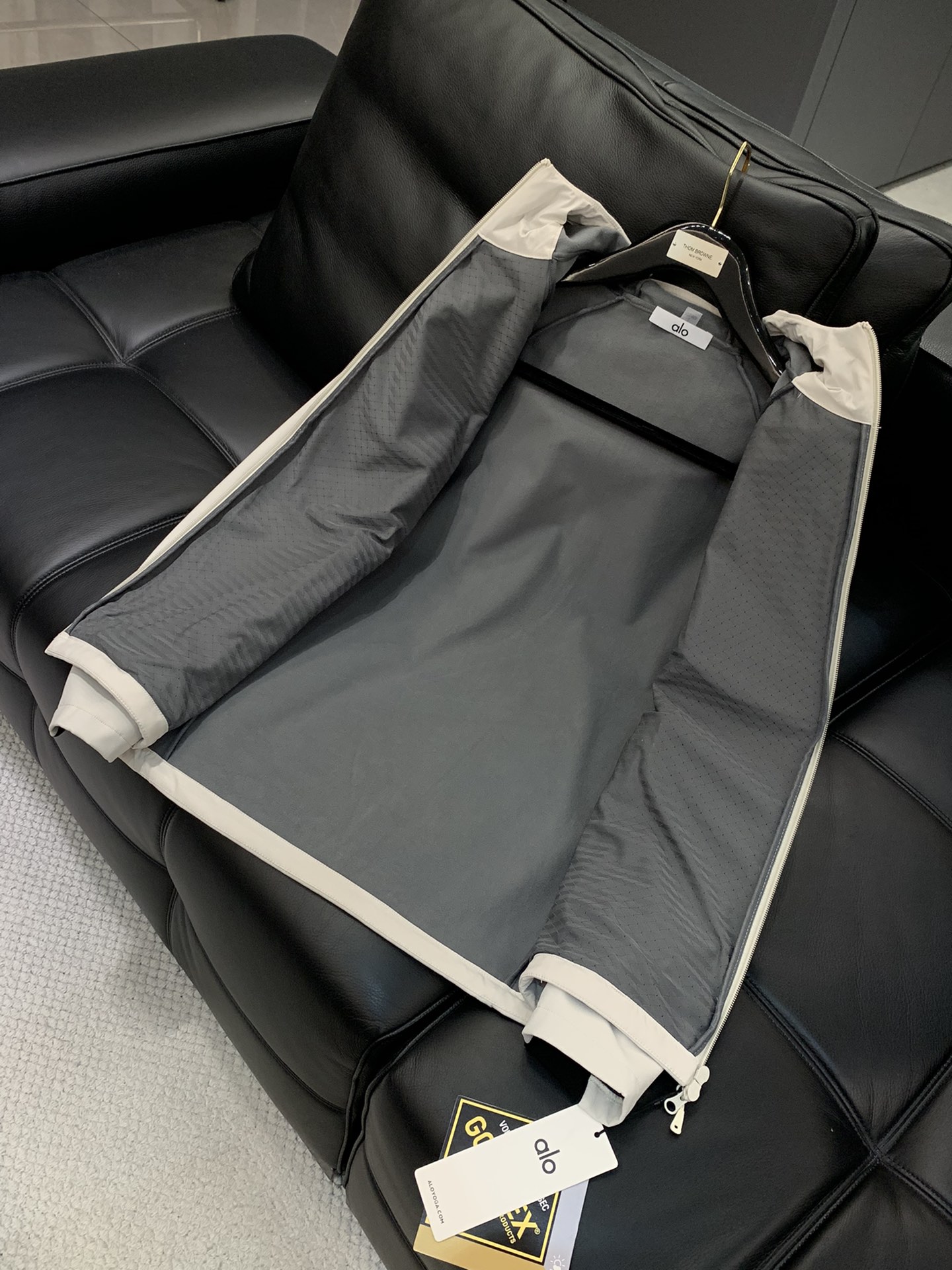 ，alo 阿洛，2025秋冬季最新款，专柜同步有售，原单狠货，时尚休闲➕薄绒连帽外套，上身很有特点！吸睛