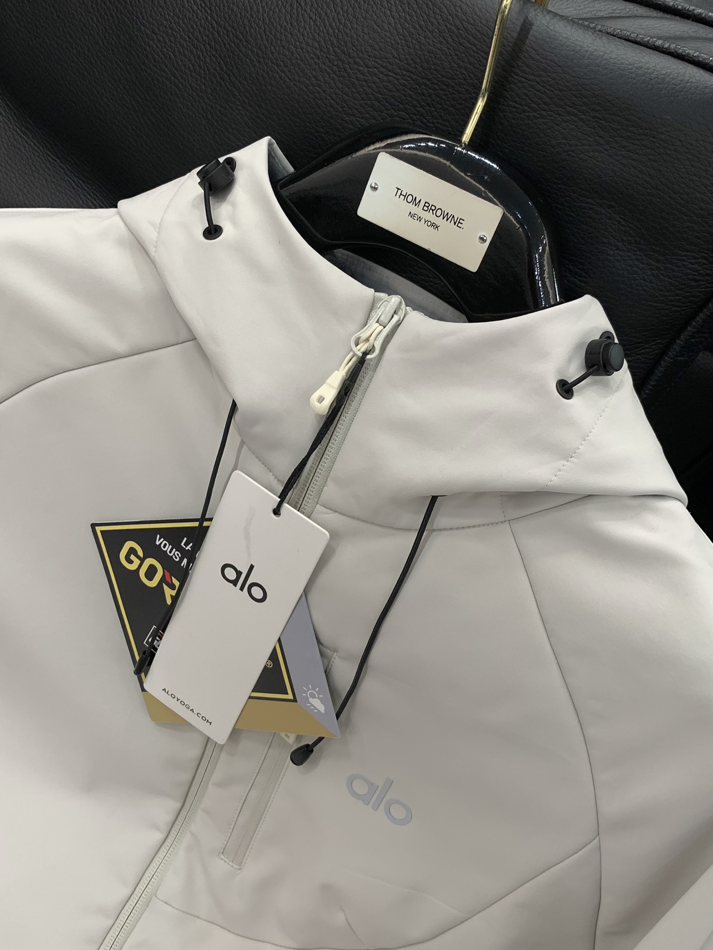 ，alo 阿洛，2025秋冬季最新款，专柜同步有售，原单狠货，时尚休闲➕薄绒连帽外套，上身很有特点！吸睛