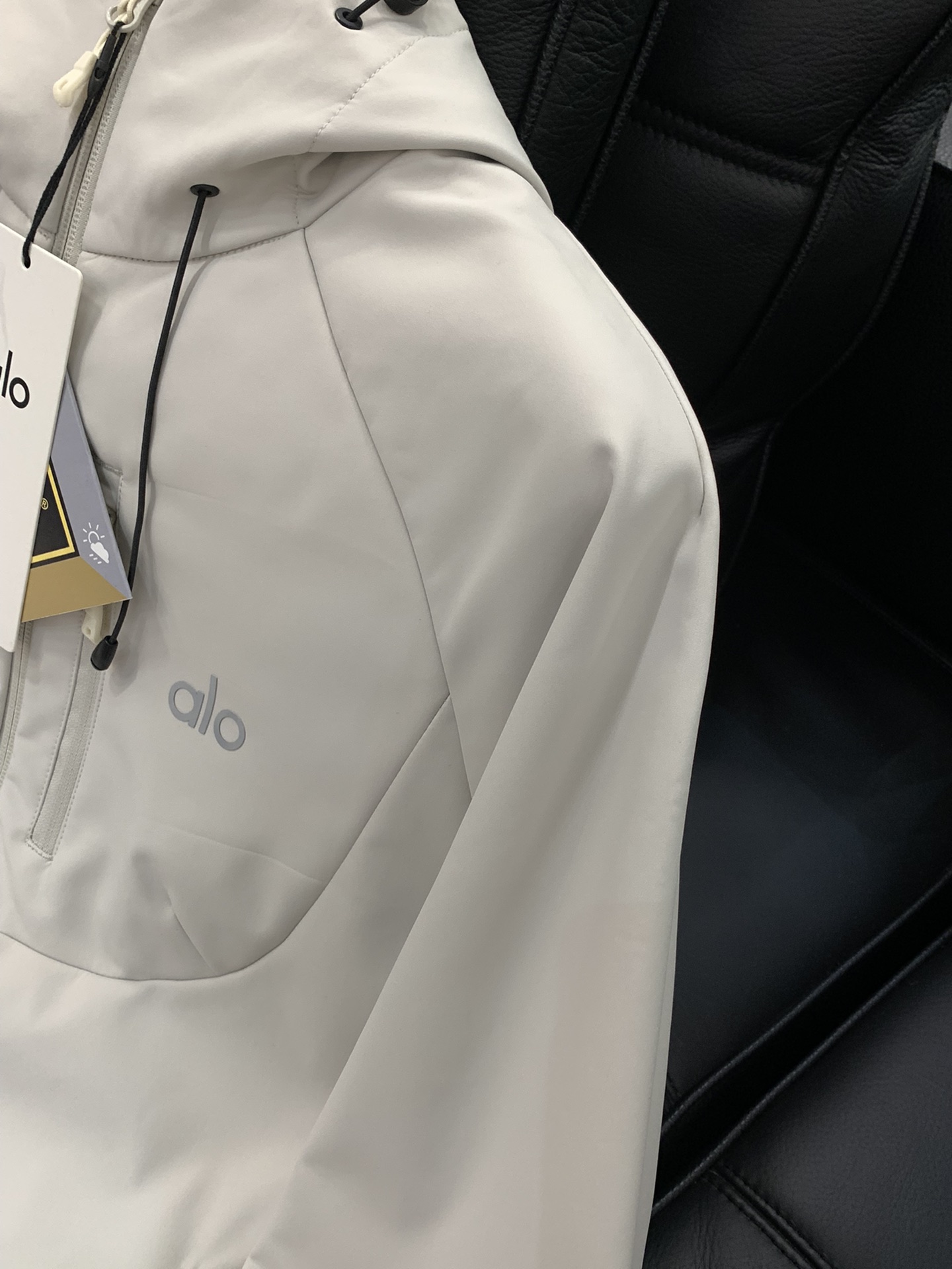 ，alo 阿洛，2025秋冬季最新款，专柜同步有售，原单狠货，时尚休闲➕薄绒连帽外套，上身很有特点！吸睛