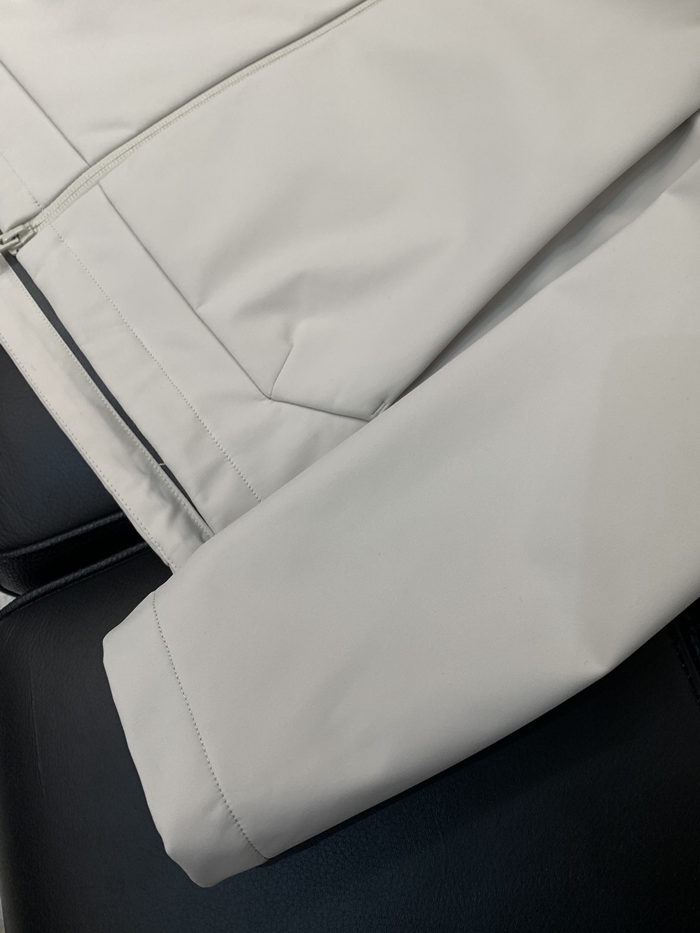 ，alo 阿洛，2025秋冬季最新款，专柜同步有售，原单狠货，时尚休闲➕薄绒连帽外套，上身很有特点！吸睛