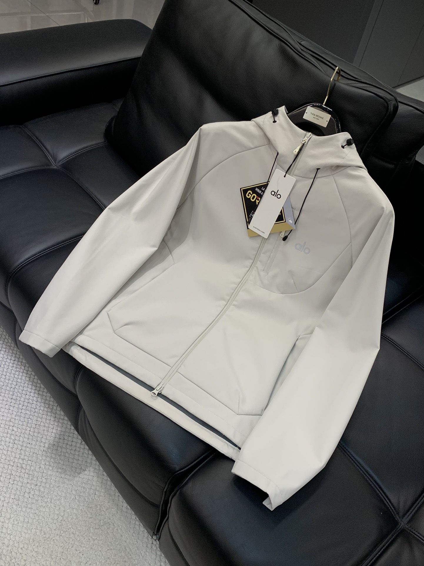 ，alo 阿洛，2025秋冬季最新款，专柜同步有售，原单狠货，时尚休闲➕薄绒连帽外套，上身很有特点！吸睛