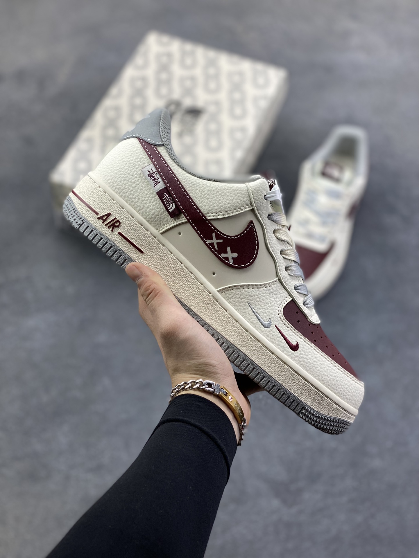 Nike Air Force 1 \’07 Low “斯图西联名 北面联名——米灰红小双勾”空军一号 高端定制 低帮 运动鞋 休闲鞋 折边针车 工艺难度大 原楦头原纸板 原装鞋盒 定制五金配件 内置全掌气垫 原厂鞋底 货号：QW5606-268 尺码：36 36.5 37.5 38 38.5 39 40 40.5 41 42 42.5 43 44 44.5 45-选品中心