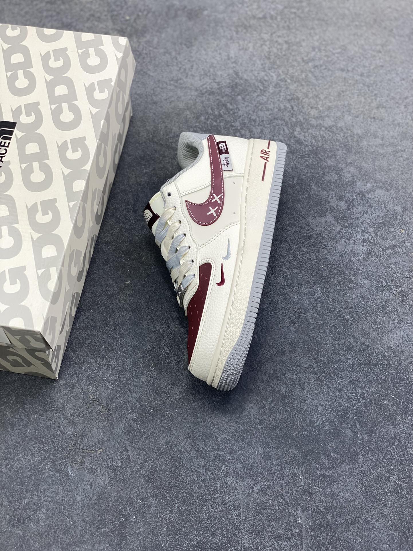 图片[7]-Nike Air Force 1 \’07 Low “斯图西联名 北面联名——米灰红小双勾”空军一号 高端定制 低帮 运动鞋 休闲鞋 折边针车 工艺难度大 原楦头原纸板 原装鞋盒 定制五金配件 内置全掌气垫 原厂鞋底 货号：QW5606-268 尺码：36 36.5 37.5 38 38.5 39 40 40.5 41 42 42.5 43 44 44.5 45-选品中心