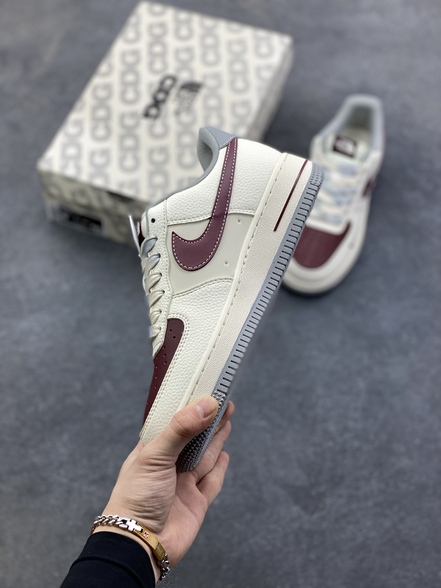 图片[3]-Nike Air Force 1 \’07 Low “斯图西联名 北面联名——米灰红小双勾”空军一号 高端定制 低帮 运动鞋 休闲鞋 折边针车 工艺难度大 原楦头原纸板 原装鞋盒 定制五金配件 内置全掌气垫 原厂鞋底 货号：QW5606-268 尺码：36 36.5 37.5 38 38.5 39 40 40.5 41 42 42.5 43 44 44.5 45-选品中心