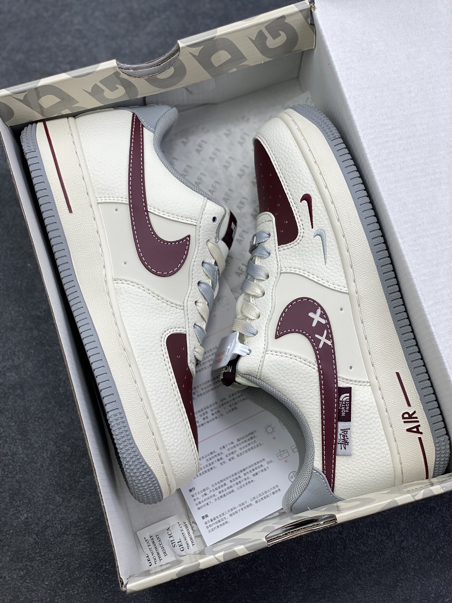 图片[9]-Nike Air Force 1 \’07 Low “斯图西联名 北面联名——米灰红小双勾”空军一号 高端定制 低帮 运动鞋 休闲鞋 折边针车 工艺难度大 原楦头原纸板 原装鞋盒 定制五金配件 内置全掌气垫 原厂鞋底 货号：QW5606-268 尺码：36 36.5 37.5 38 38.5 39 40 40.5 41 42 42.5 43 44 44.5 45-选品中心