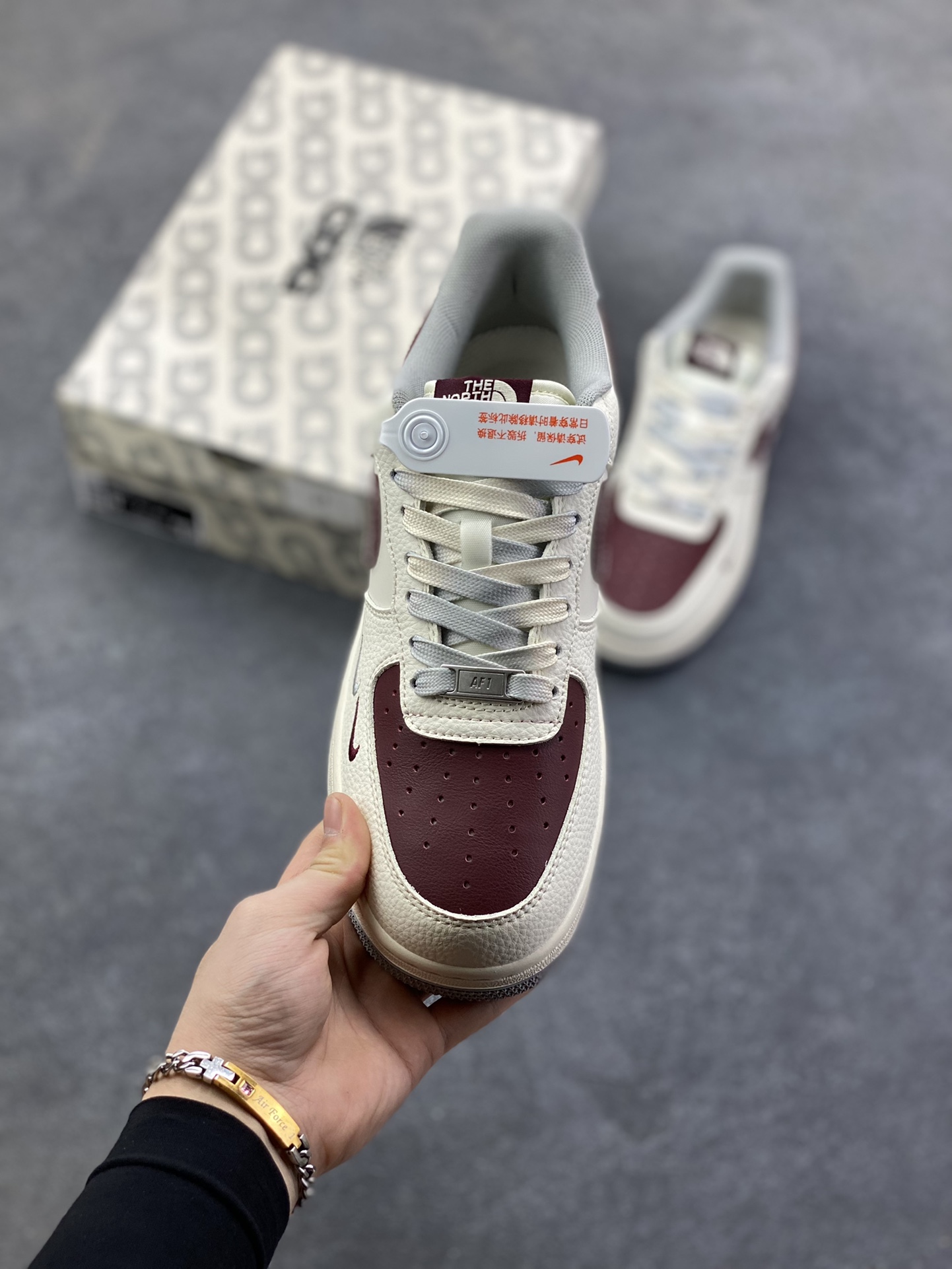 图片[2]-Nike Air Force 1 \’07 Low “斯图西联名 北面联名——米灰红小双勾”空军一号 高端定制 低帮 运动鞋 休闲鞋 折边针车 工艺难度大 原楦头原纸板 原装鞋盒 定制五金配件 内置全掌气垫 原厂鞋底 货号：QW5606-268 尺码：36 36.5 37.5 38 38.5 39 40 40.5 41 42 42.5 43 44 44.5 45-选品中心