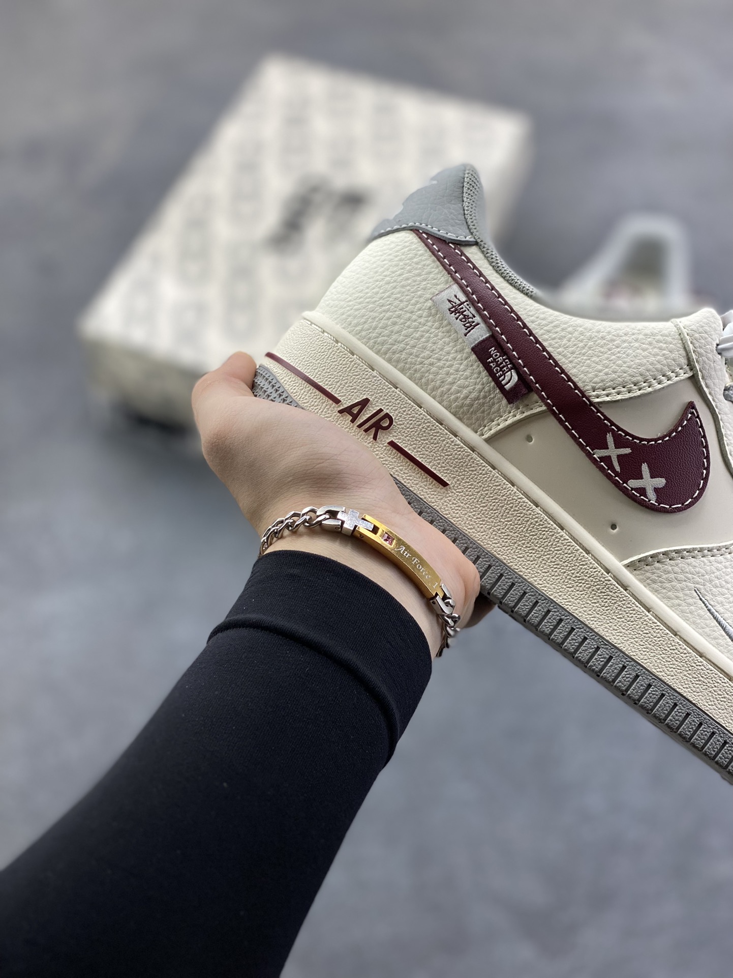 图片[6]-Nike Air Force 1 \’07 Low “斯图西联名 北面联名——米灰红小双勾”空军一号 高端定制 低帮 运动鞋 休闲鞋 折边针车 工艺难度大 原楦头原纸板 原装鞋盒 定制五金配件 内置全掌气垫 原厂鞋底 货号：QW5606-268 尺码：36 36.5 37.5 38 38.5 39 40 40.5 41 42 42.5 43 44 44.5 45-选品中心
