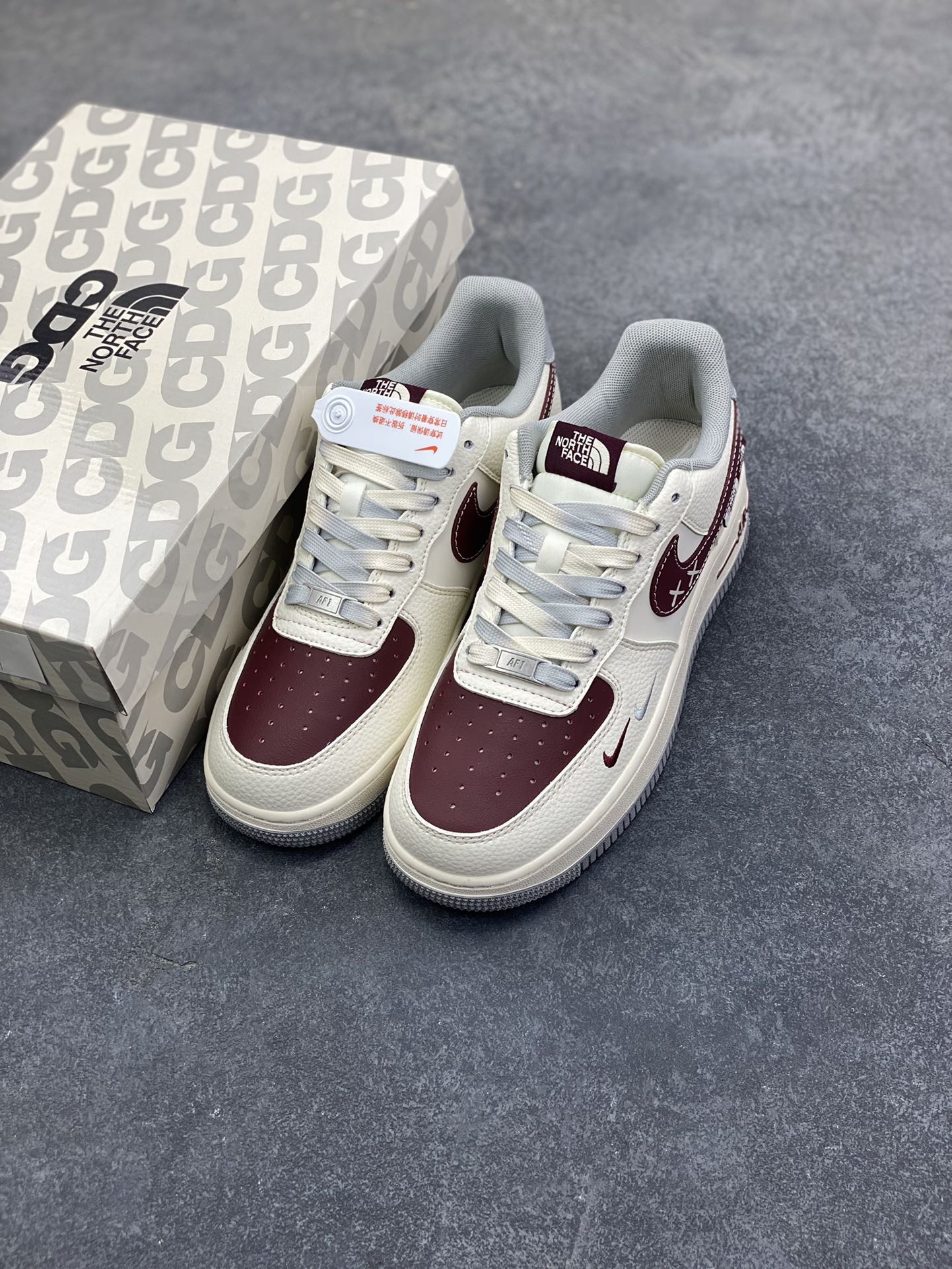 图片[8]-Nike Air Force 1 \’07 Low “斯图西联名 北面联名——米灰红小双勾”空军一号 高端定制 低帮 运动鞋 休闲鞋 折边针车 工艺难度大 原楦头原纸板 原装鞋盒 定制五金配件 内置全掌气垫 原厂鞋底 货号：QW5606-268 尺码：36 36.5 37.5 38 38.5 39 40 40.5 41 42 42.5 43 44 44.5 45-选品中心