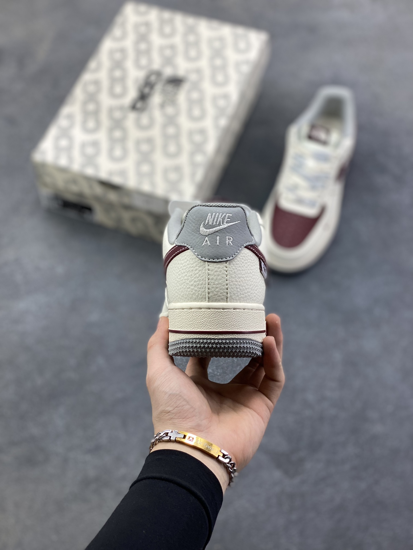 图片[4]-Nike Air Force 1 \’07 Low “斯图西联名 北面联名——米灰红小双勾”空军一号 高端定制 低帮 运动鞋 休闲鞋 折边针车 工艺难度大 原楦头原纸板 原装鞋盒 定制五金配件 内置全掌气垫 原厂鞋底 货号：QW5606-268 尺码：36 36.5 37.5 38 38.5 39 40 40.5 41 42 42.5 43 44 44.5 45-选品中心
