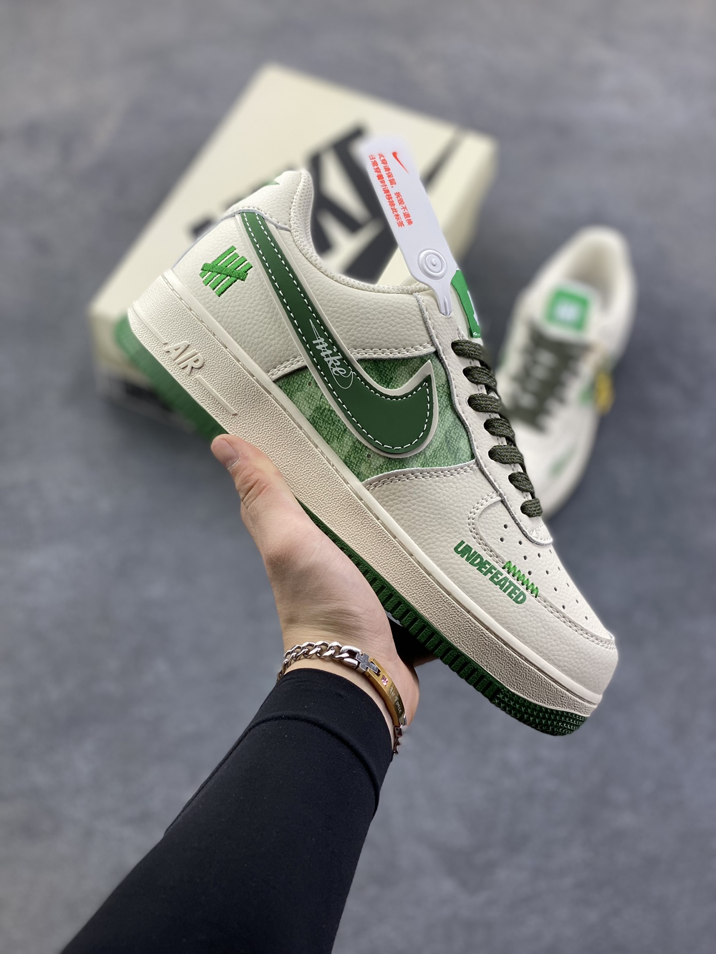 NIke Air Force 1 \’07 Low “UN联名——扎染绿”空军一号 低帮 运动鞋 休闲鞋 折边针车 工艺难度大 原楦头原纸板 原装鞋盒 定制五金配件 内置全掌气垫 原厂鞋底 货号：XY2025-005 尺码：36 36.5 37.5 38 38.5 39 40 40.5 41 42 42.5 43 44 44.5 45-选品中心