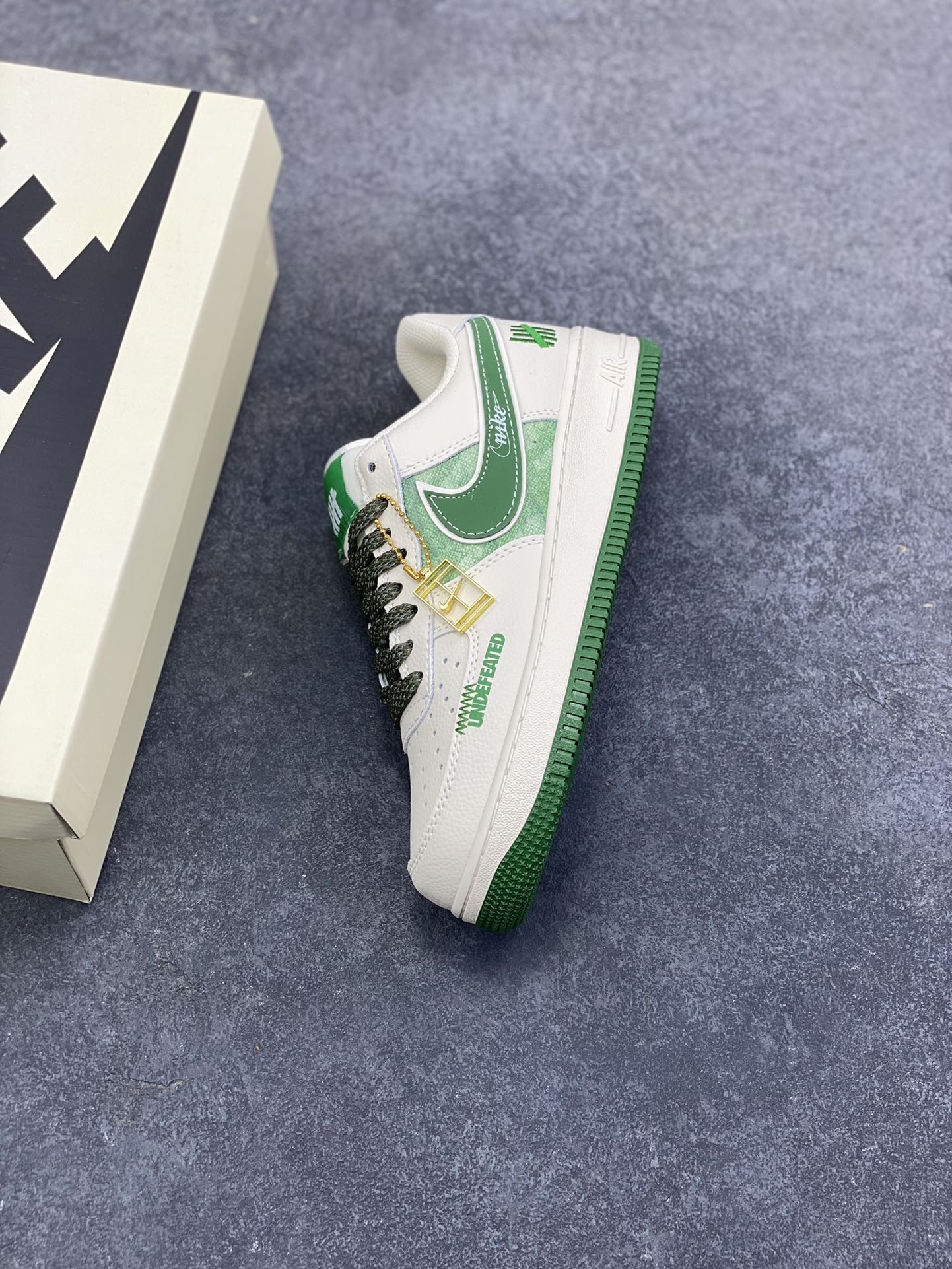 图片[7]-NIke Air Force 1 \’07 Low “UN联名——扎染绿”空军一号 低帮 运动鞋 休闲鞋 折边针车 工艺难度大 原楦头原纸板 原装鞋盒 定制五金配件 内置全掌气垫 原厂鞋底 货号：XY2025-005 尺码：36 36.5 37.5 38 38.5 39 40 40.5 41 42 42.5 43 44 44.5 45-选品中心