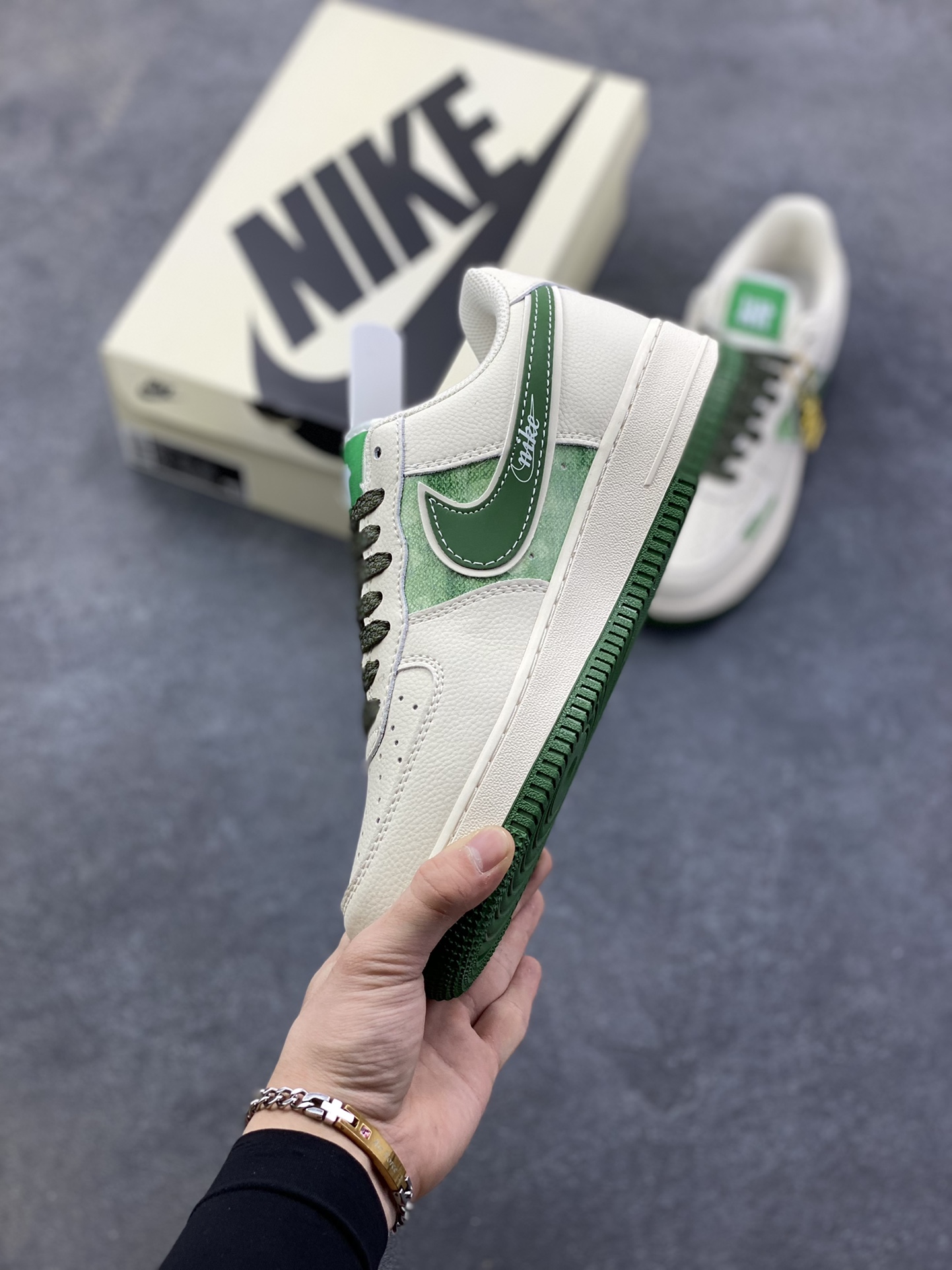 图片[3]-NIke Air Force 1 \’07 Low “UN联名——扎染绿”空军一号 低帮 运动鞋 休闲鞋 折边针车 工艺难度大 原楦头原纸板 原装鞋盒 定制五金配件 内置全掌气垫 原厂鞋底 货号：XY2025-005 尺码：36 36.5 37.5 38 38.5 39 40 40.5 41 42 42.5 43 44 44.5 45-选品中心