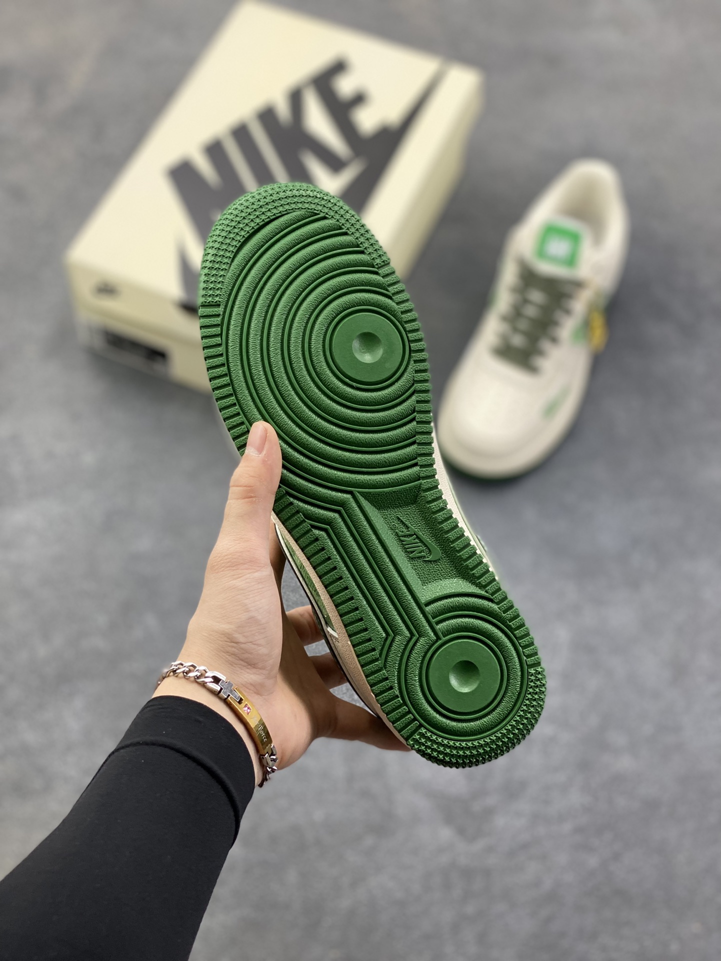 图片[5]-NIke Air Force 1 \’07 Low “UN联名——扎染绿”空军一号 低帮 运动鞋 休闲鞋 折边针车 工艺难度大 原楦头原纸板 原装鞋盒 定制五金配件 内置全掌气垫 原厂鞋底 货号：XY2025-005 尺码：36 36.5 37.5 38 38.5 39 40 40.5 41 42 42.5 43 44 44.5 45-选品中心