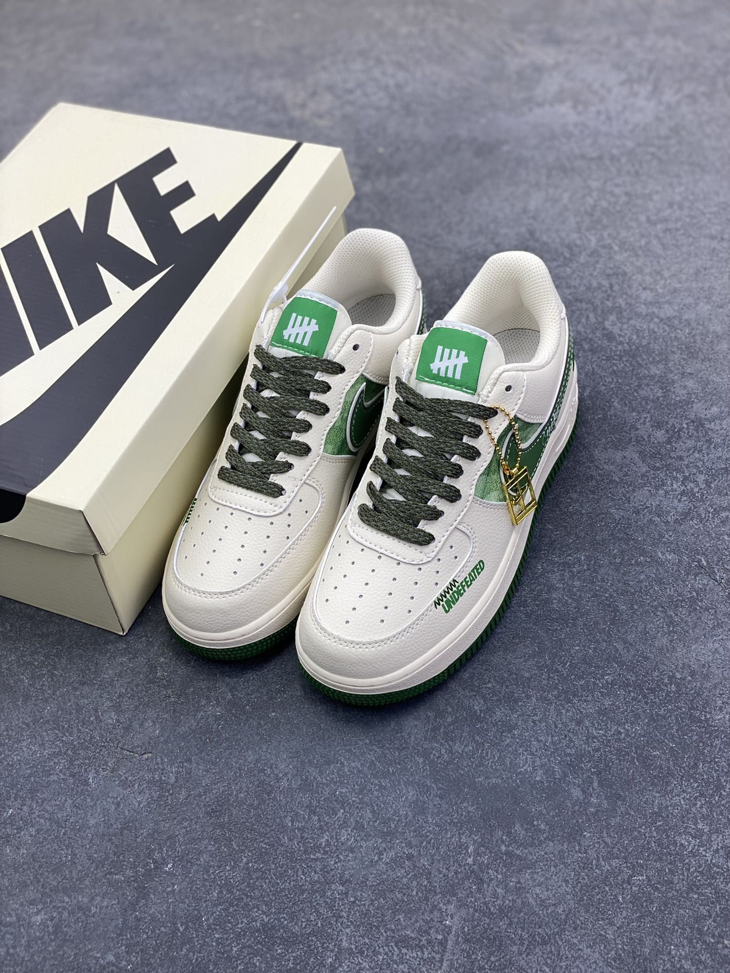 图片[8]-NIke Air Force 1 \’07 Low “UN联名——扎染绿”空军一号 低帮 运动鞋 休闲鞋 折边针车 工艺难度大 原楦头原纸板 原装鞋盒 定制五金配件 内置全掌气垫 原厂鞋底 货号：XY2025-005 尺码：36 36.5 37.5 38 38.5 39 40 40.5 41 42 42.5 43 44 44.5 45-选品中心