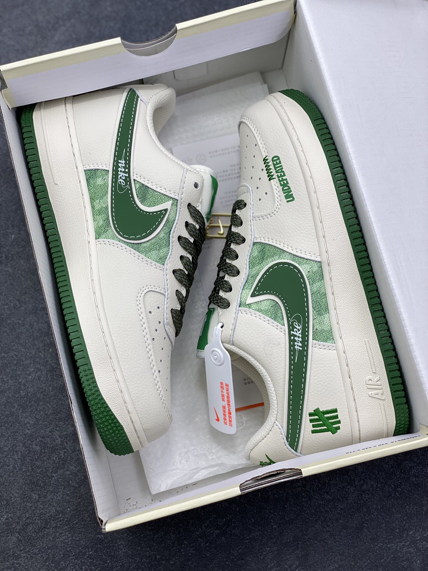图片[9]-NIke Air Force 1 \’07 Low “UN联名——扎染绿”空军一号 低帮 运动鞋 休闲鞋 折边针车 工艺难度大 原楦头原纸板 原装鞋盒 定制五金配件 内置全掌气垫 原厂鞋底 货号：XY2025-005 尺码：36 36.5 37.5 38 38.5 39 40 40.5 41 42 42.5 43 44 44.5 45-选品中心