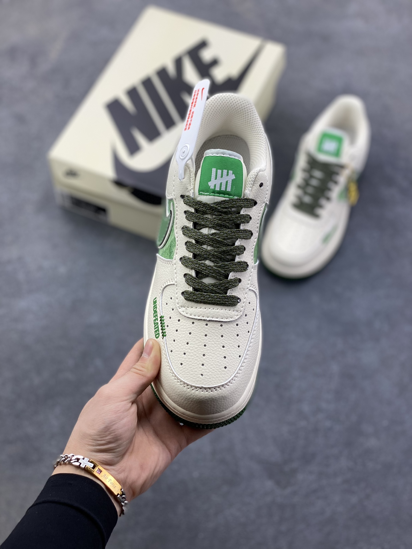 图片[2]-NIke Air Force 1 \’07 Low “UN联名——扎染绿”空军一号 低帮 运动鞋 休闲鞋 折边针车 工艺难度大 原楦头原纸板 原装鞋盒 定制五金配件 内置全掌气垫 原厂鞋底 货号：XY2025-005 尺码：36 36.5 37.5 38 38.5 39 40 40.5 41 42 42.5 43 44 44.5 45-选品中心