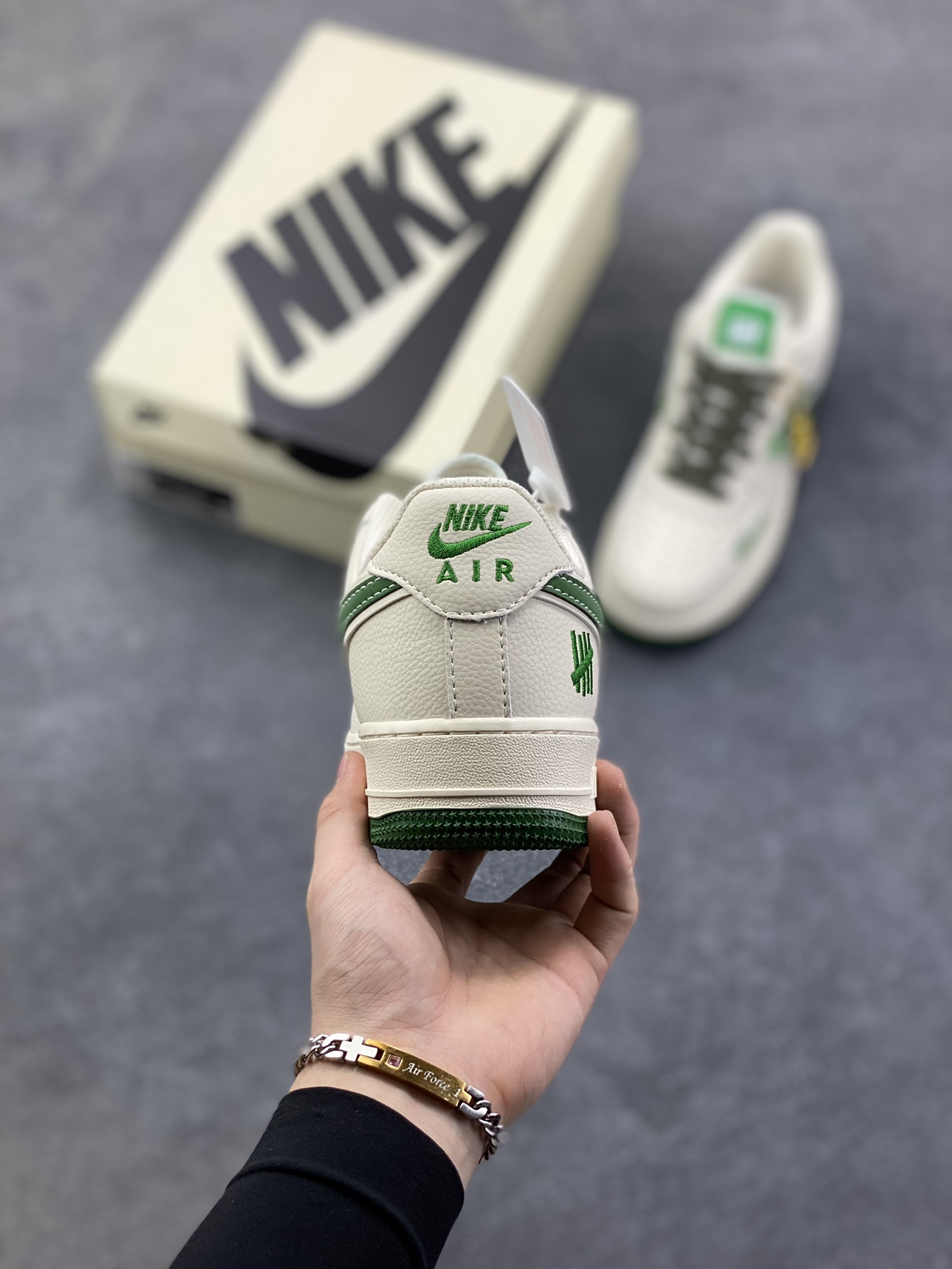 图片[4]-NIke Air Force 1 \’07 Low “UN联名——扎染绿”空军一号 低帮 运动鞋 休闲鞋 折边针车 工艺难度大 原楦头原纸板 原装鞋盒 定制五金配件 内置全掌气垫 原厂鞋底 货号：XY2025-005 尺码：36 36.5 37.5 38 38.5 39 40 40.5 41 42 42.5 43 44 44.5 45-选品中心