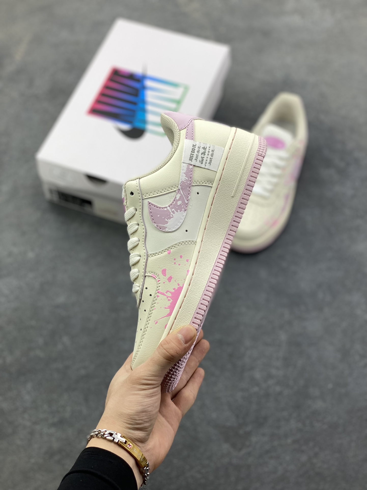 图片[3]-手绘涂鸦“紫粉甜绘”Nike Air Force 1 “Purple Pink Sweet Painting”空军一号定制板鞋 奶白鞋身铺着柔雾粉底色，泼墨般的粉紫晕染像揉开的糖霜，半透明Swoosh里藏着随性的手写笔迹，鞋侧的“LOVE”签绘更添松弛的甜感。厚底鞋边裹着淡粉收尾，把少女感的柔雾色调和街头涂鸦的随性笔触揉成了独一份的甜酷松弛感 货号：FB1839-122 尺码：36 36.5 37.5 38 38.5 39 40 40.5 41 42-选品中心