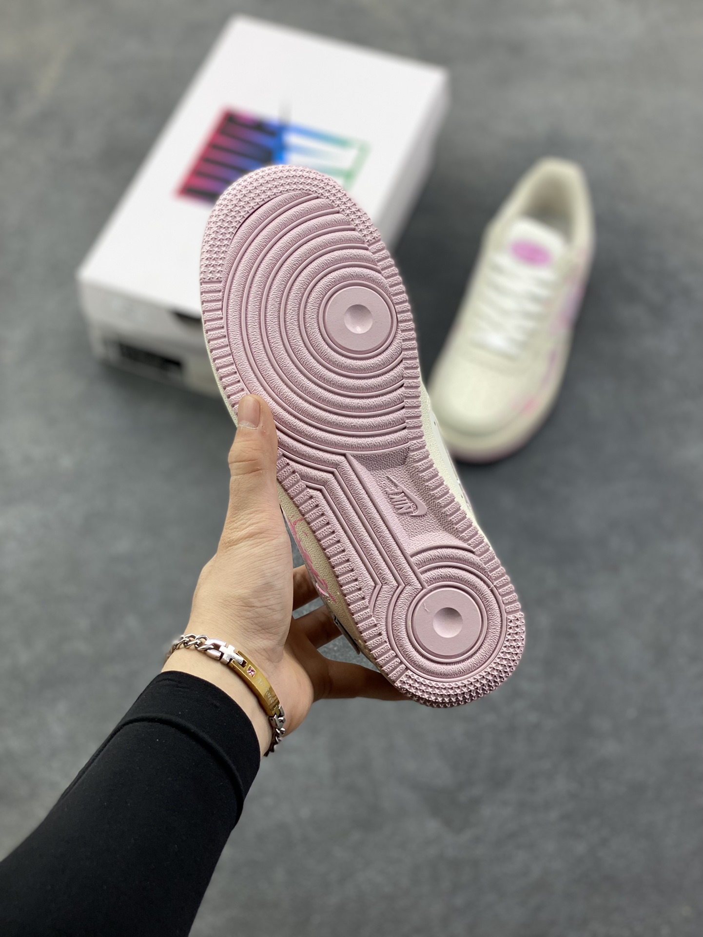图片[5]-手绘涂鸦“紫粉甜绘”Nike Air Force 1 “Purple Pink Sweet Painting”空军一号定制板鞋 奶白鞋身铺着柔雾粉底色，泼墨般的粉紫晕染像揉开的糖霜，半透明Swoosh里藏着随性的手写笔迹，鞋侧的“LOVE”签绘更添松弛的甜感。厚底鞋边裹着淡粉收尾，把少女感的柔雾色调和街头涂鸦的随性笔触揉成了独一份的甜酷松弛感 货号：FB1839-122 尺码：36 36.5 37.5 38 38.5 39 40 40.5 41 42-选品中心