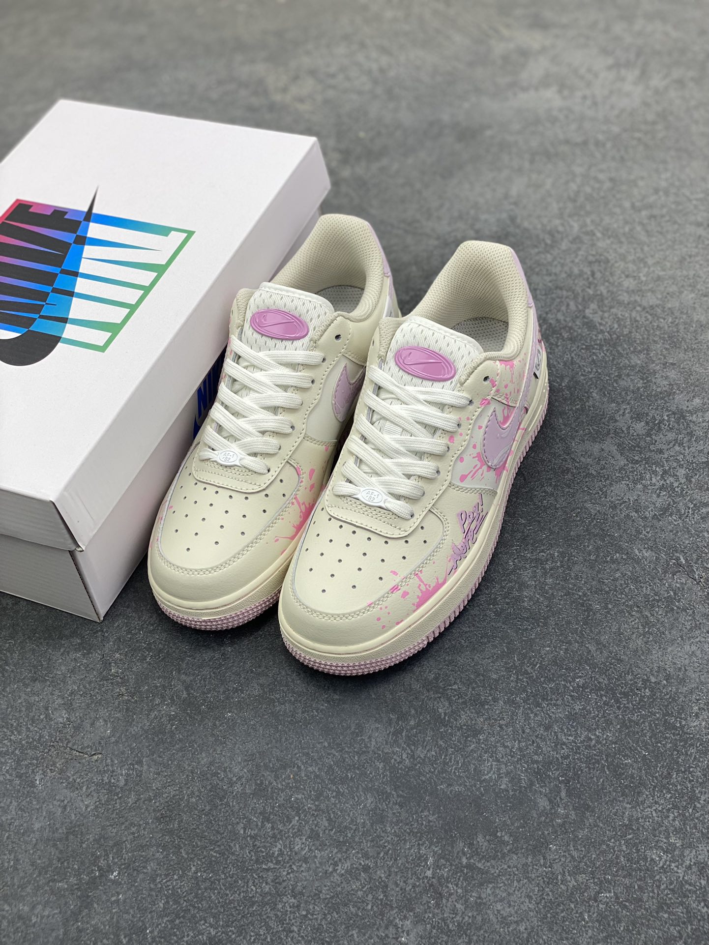 图片[8]-手绘涂鸦“紫粉甜绘”Nike Air Force 1 “Purple Pink Sweet Painting”空军一号定制板鞋 奶白鞋身铺着柔雾粉底色，泼墨般的粉紫晕染像揉开的糖霜，半透明Swoosh里藏着随性的手写笔迹，鞋侧的“LOVE”签绘更添松弛的甜感。厚底鞋边裹着淡粉收尾，把少女感的柔雾色调和街头涂鸦的随性笔触揉成了独一份的甜酷松弛感 货号：FB1839-122 尺码：36 36.5 37.5 38 38.5 39 40 40.5 41 42-选品中心
