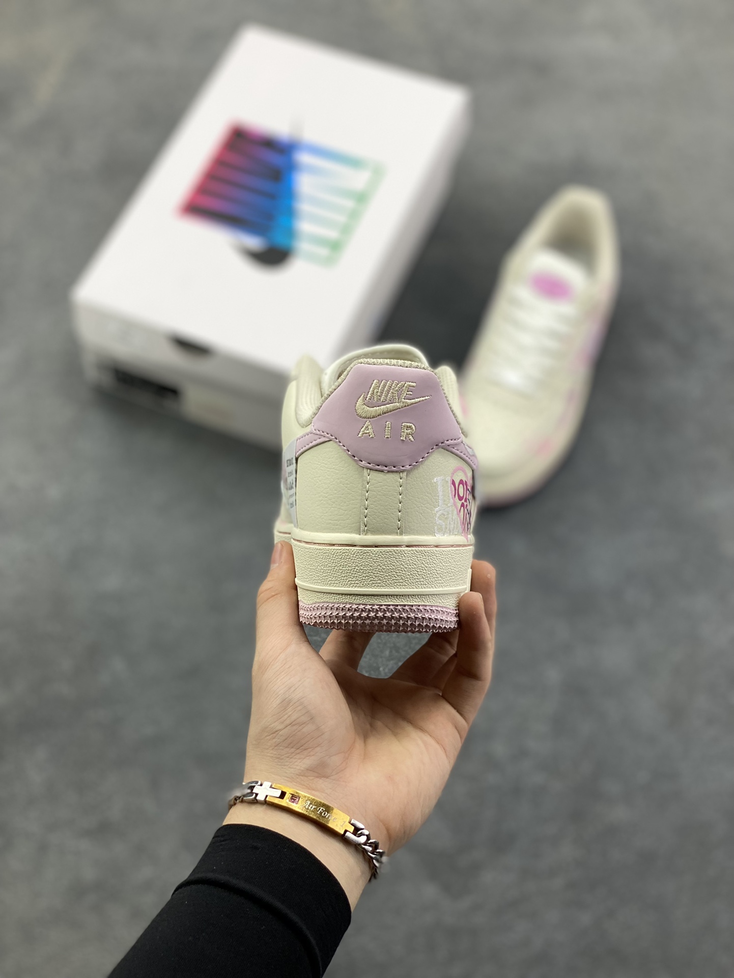 图片[4]-手绘涂鸦“紫粉甜绘”Nike Air Force 1 “Purple Pink Sweet Painting”空军一号定制板鞋 奶白鞋身铺着柔雾粉底色，泼墨般的粉紫晕染像揉开的糖霜，半透明Swoosh里藏着随性的手写笔迹，鞋侧的“LOVE”签绘更添松弛的甜感。厚底鞋边裹着淡粉收尾，把少女感的柔雾色调和街头涂鸦的随性笔触揉成了独一份的甜酷松弛感 货号：FB1839-122 尺码：36 36.5 37.5 38 38.5 39 40 40.5 41 42-选品中心