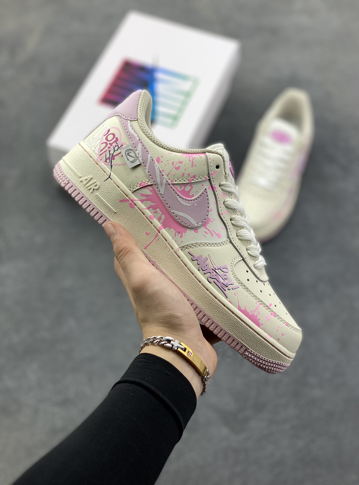手绘涂鸦“紫粉甜绘”Nike Air Force 1 “Purple Pink Sweet Painting”空军一号定制板鞋 奶白鞋身铺着柔雾粉底色，泼墨般的粉紫晕染像揉开的糖霜，半透明Swoosh里藏着随性的手写笔迹，鞋侧的“LOVE”签绘更添松弛的甜感。厚底鞋边裹着淡粉收尾，把少女感的柔雾色调和街头涂鸦的随性笔触揉成了独一份的甜酷松弛感 货号：FB1839-122 尺码：36 36.5 37.5 38 38.5 39 40 40.5 41 42-选品中心