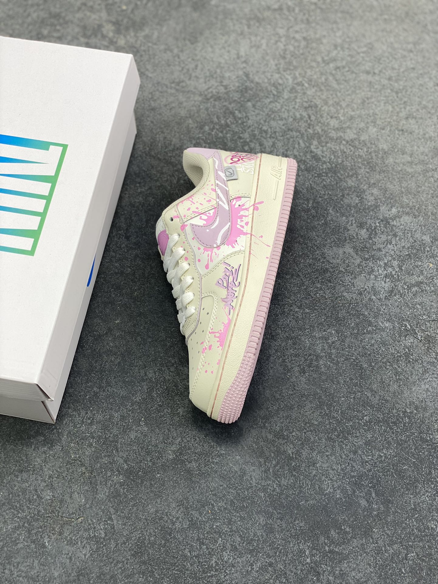 图片[7]-手绘涂鸦“紫粉甜绘”Nike Air Force 1 “Purple Pink Sweet Painting”空军一号定制板鞋 奶白鞋身铺着柔雾粉底色，泼墨般的粉紫晕染像揉开的糖霜，半透明Swoosh里藏着随性的手写笔迹，鞋侧的“LOVE”签绘更添松弛的甜感。厚底鞋边裹着淡粉收尾，把少女感的柔雾色调和街头涂鸦的随性笔触揉成了独一份的甜酷松弛感 货号：FB1839-122 尺码：36 36.5 37.5 38 38.5 39 40 40.5 41 42-选品中心