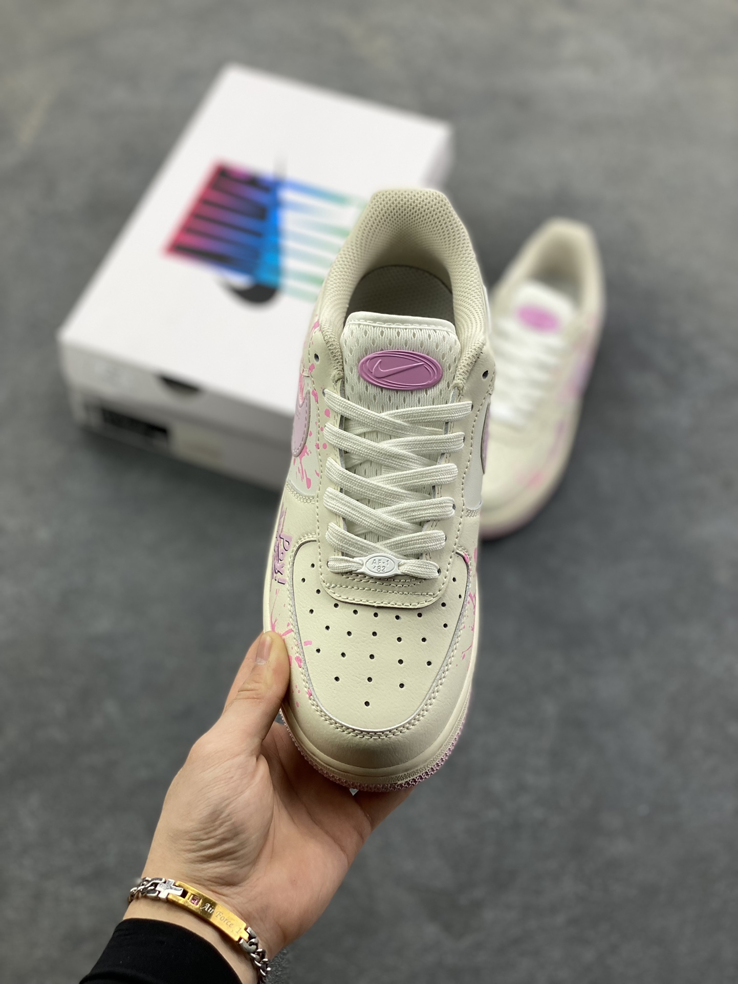 图片[2]-手绘涂鸦“紫粉甜绘”Nike Air Force 1 “Purple Pink Sweet Painting”空军一号定制板鞋 奶白鞋身铺着柔雾粉底色，泼墨般的粉紫晕染像揉开的糖霜，半透明Swoosh里藏着随性的手写笔迹，鞋侧的“LOVE”签绘更添松弛的甜感。厚底鞋边裹着淡粉收尾，把少女感的柔雾色调和街头涂鸦的随性笔触揉成了独一份的甜酷松弛感 货号：FB1839-122 尺码：36 36.5 37.5 38 38.5 39 40 40.5 41 42-选品中心