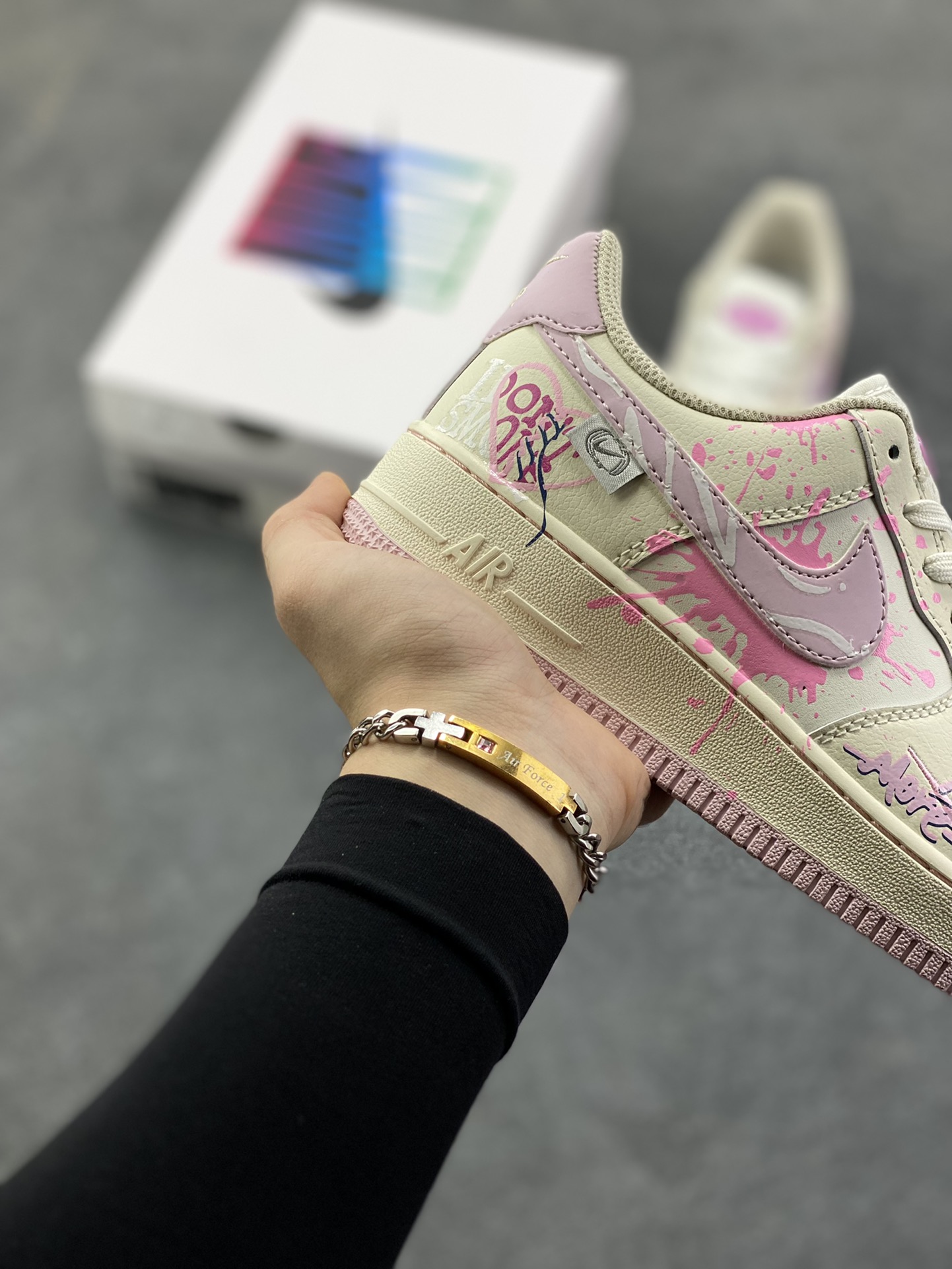 图片[6]-手绘涂鸦“紫粉甜绘”Nike Air Force 1 “Purple Pink Sweet Painting”空军一号定制板鞋 奶白鞋身铺着柔雾粉底色，泼墨般的粉紫晕染像揉开的糖霜，半透明Swoosh里藏着随性的手写笔迹，鞋侧的“LOVE”签绘更添松弛的甜感。厚底鞋边裹着淡粉收尾，把少女感的柔雾色调和街头涂鸦的随性笔触揉成了独一份的甜酷松弛感 货号：FB1839-122 尺码：36 36.5 37.5 38 38.5 39 40 40.5 41 42-选品中心