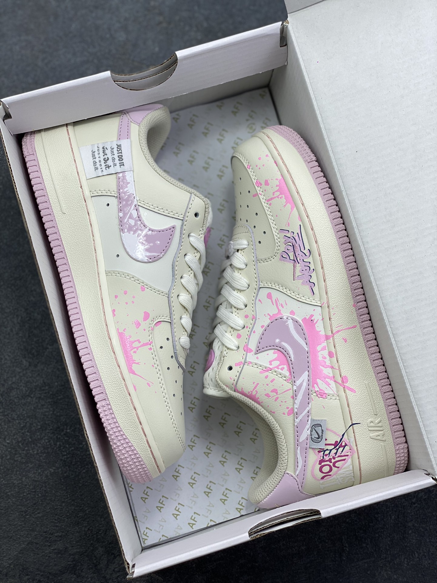 图片[9]-手绘涂鸦“紫粉甜绘”Nike Air Force 1 “Purple Pink Sweet Painting”空军一号定制板鞋 奶白鞋身铺着柔雾粉底色，泼墨般的粉紫晕染像揉开的糖霜，半透明Swoosh里藏着随性的手写笔迹，鞋侧的“LOVE”签绘更添松弛的甜感。厚底鞋边裹着淡粉收尾，把少女感的柔雾色调和街头涂鸦的随性笔触揉成了独一份的甜酷松弛感 货号：FB1839-122 尺码：36 36.5 37.5 38 38.5 39 40 40.5 41 42-选品中心