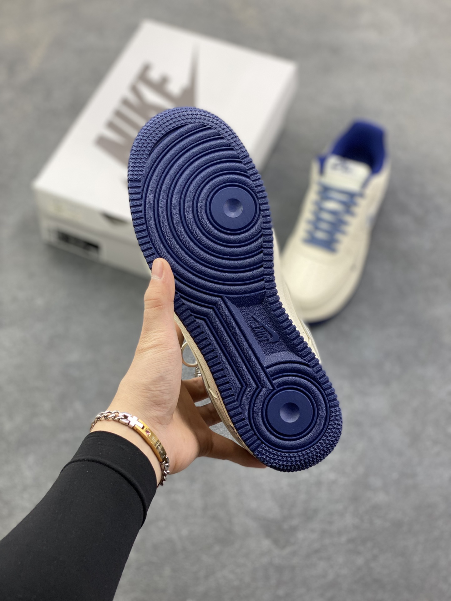 图片[5]-NIke Air Force 1 \’07 Low “NIKE银——米蓝星际”空军一号 低帮 运动鞋 休闲鞋 折边针车 工艺难度大 原楦头原纸板 原装鞋盒 定制五金配件 内置全掌气垫 原厂鞋底 货号：DF0188-108 尺码：36 36.5 37.5 38 38.5 39 40 40.5 41 42 42.5 43 44 44.5 45-选品中心