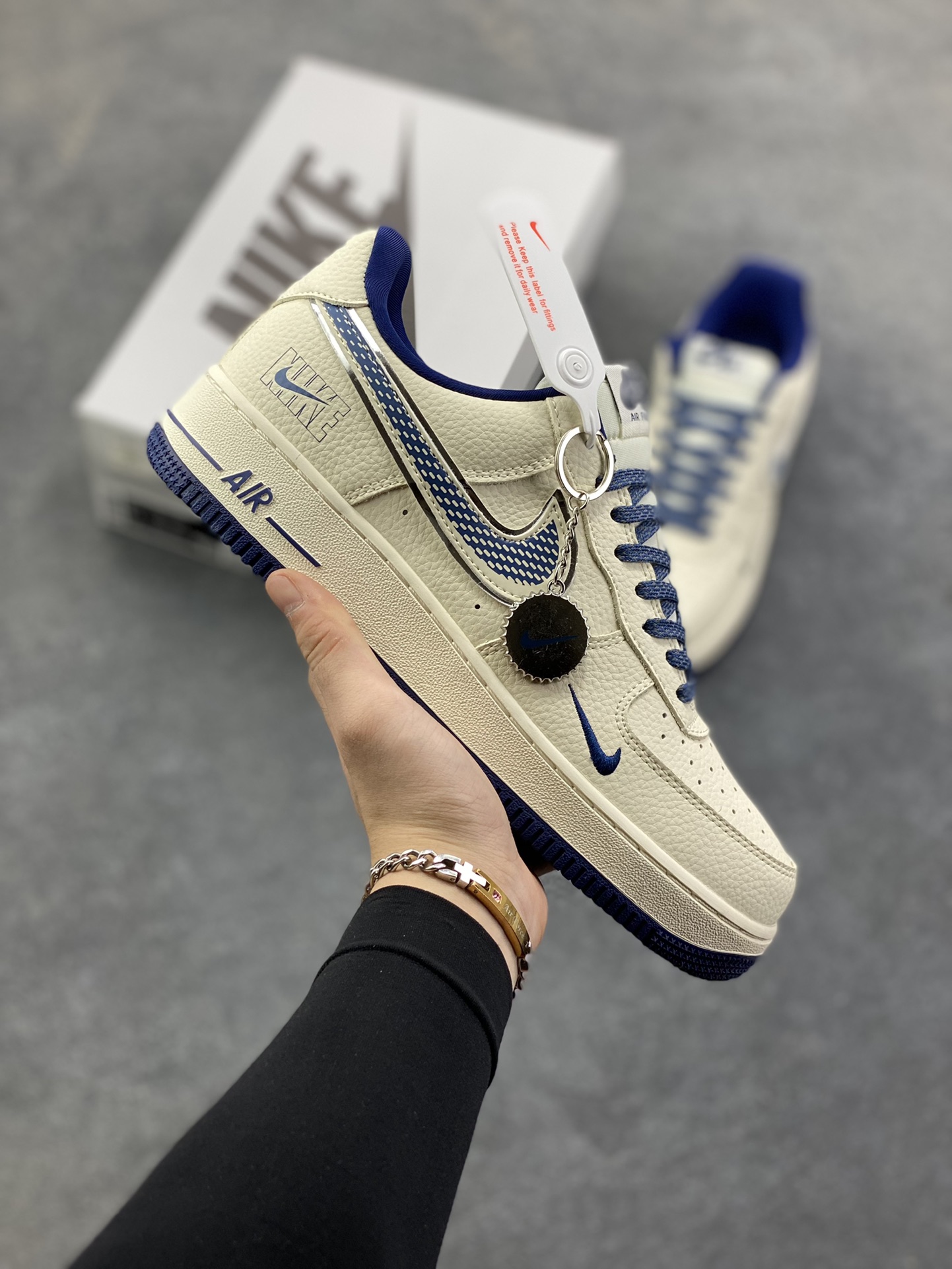 NIke Air Force 1 \'07 Low “NIKE银——米蓝星际”空军一号 低帮 运动鞋 休闲鞋 折边针车 工艺难度大 原楦头原纸板 原装鞋盒 定制五金配件 内置全掌气垫 原厂鞋底 货号：DF0188-108 尺码：36 36.5 37.5 38 38.5 39 40 40.5 41 42 42.5 43 44 44.5 45-选品中心