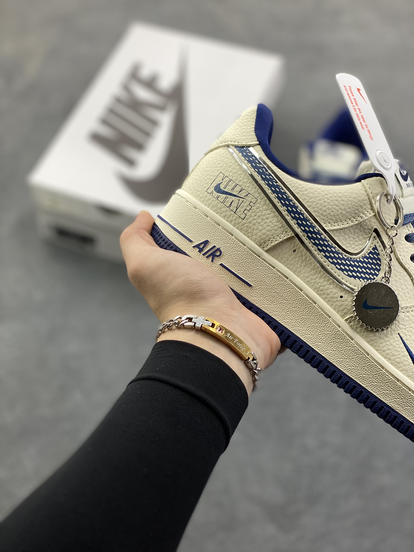 图片[6]-NIke Air Force 1 \’07 Low “NIKE银——米蓝星际”空军一号 低帮 运动鞋 休闲鞋 折边针车 工艺难度大 原楦头原纸板 原装鞋盒 定制五金配件 内置全掌气垫 原厂鞋底 货号：DF0188-108 尺码：36 36.5 37.5 38 38.5 39 40 40.5 41 42 42.5 43 44 44.5 45-选品中心