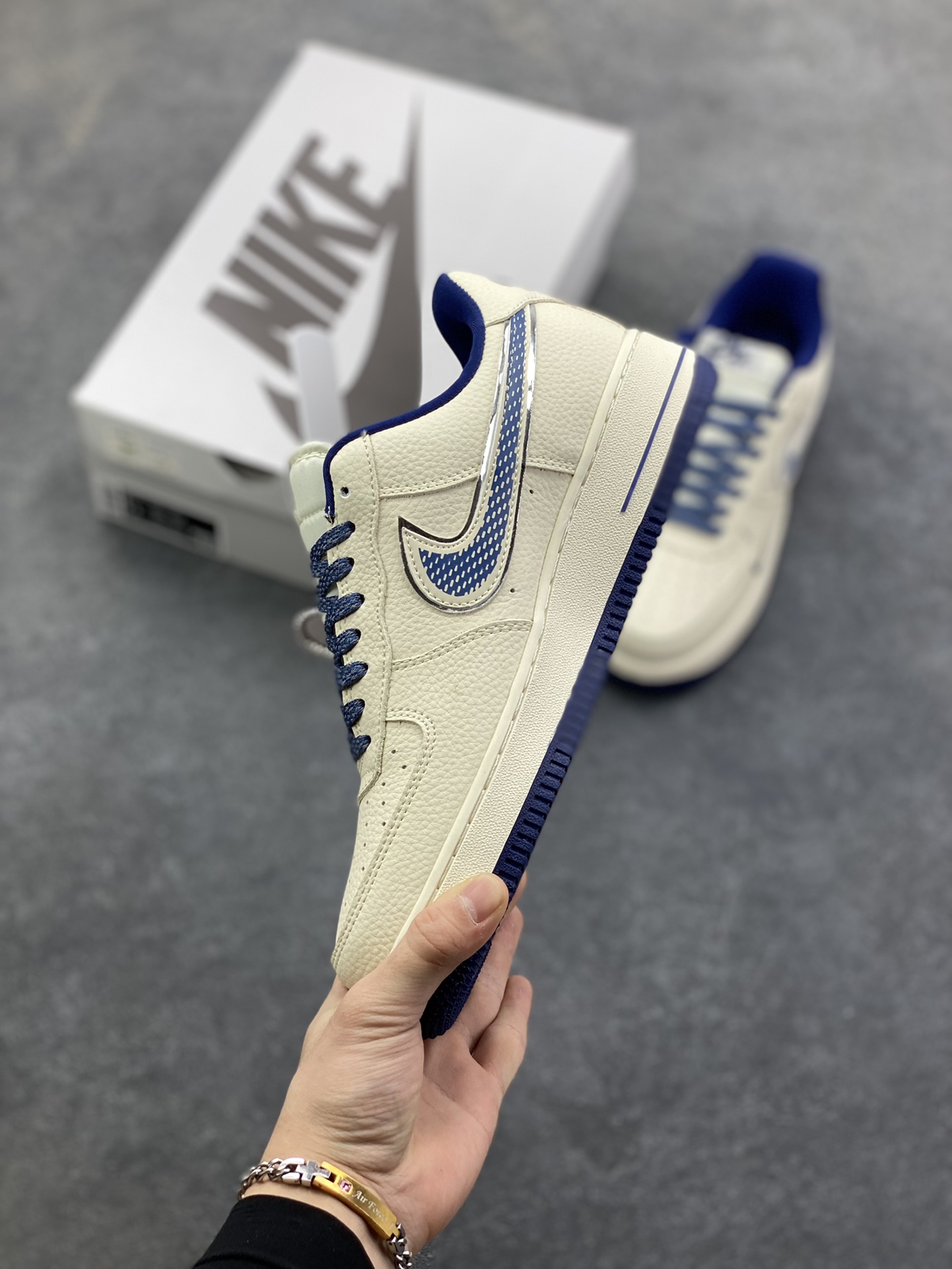 图片[3]-NIke Air Force 1 \’07 Low “NIKE银——米蓝星际”空军一号 低帮 运动鞋 休闲鞋 折边针车 工艺难度大 原楦头原纸板 原装鞋盒 定制五金配件 内置全掌气垫 原厂鞋底 货号：DF0188-108 尺码：36 36.5 37.5 38 38.5 39 40 40.5 41 42 42.5 43 44 44.5 45-选品中心