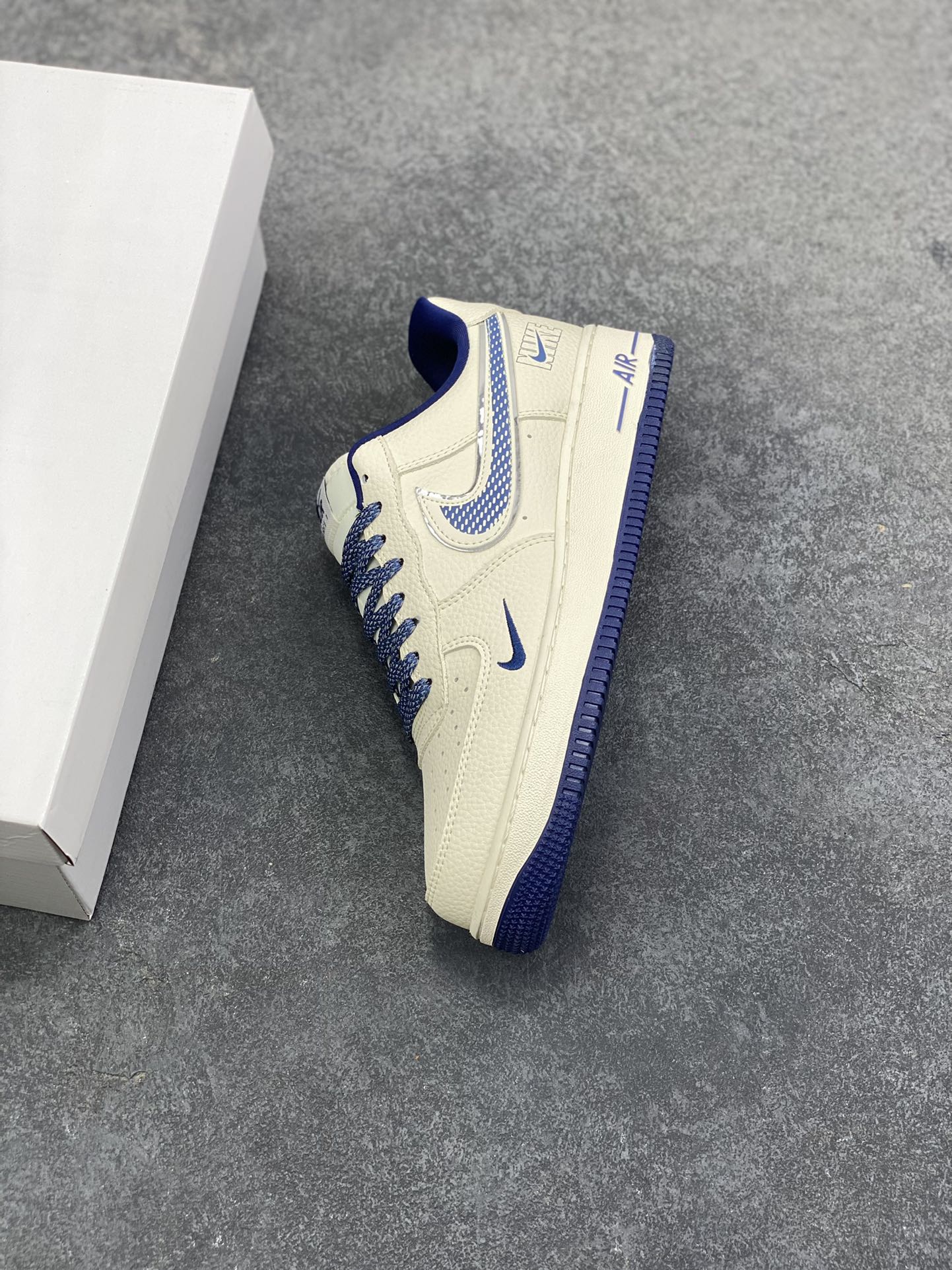 图片[7]-NIke Air Force 1 \’07 Low “NIKE银——米蓝星际”空军一号 低帮 运动鞋 休闲鞋 折边针车 工艺难度大 原楦头原纸板 原装鞋盒 定制五金配件 内置全掌气垫 原厂鞋底 货号：DF0188-108 尺码：36 36.5 37.5 38 38.5 39 40 40.5 41 42 42.5 43 44 44.5 45-选品中心