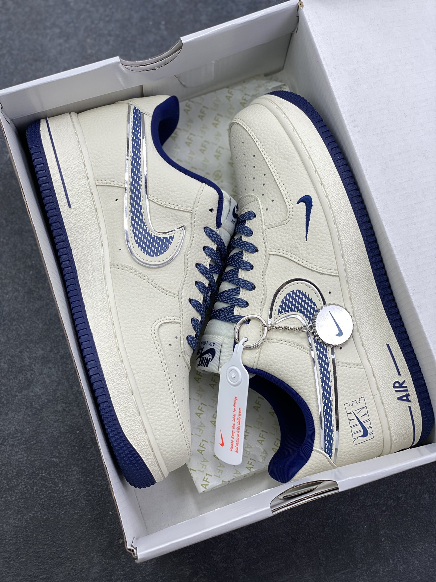 图片[9]-NIke Air Force 1 \’07 Low “NIKE银——米蓝星际”空军一号 低帮 运动鞋 休闲鞋 折边针车 工艺难度大 原楦头原纸板 原装鞋盒 定制五金配件 内置全掌气垫 原厂鞋底 货号：DF0188-108 尺码：36 36.5 37.5 38 38.5 39 40 40.5 41 42 42.5 43 44 44.5 45-选品中心