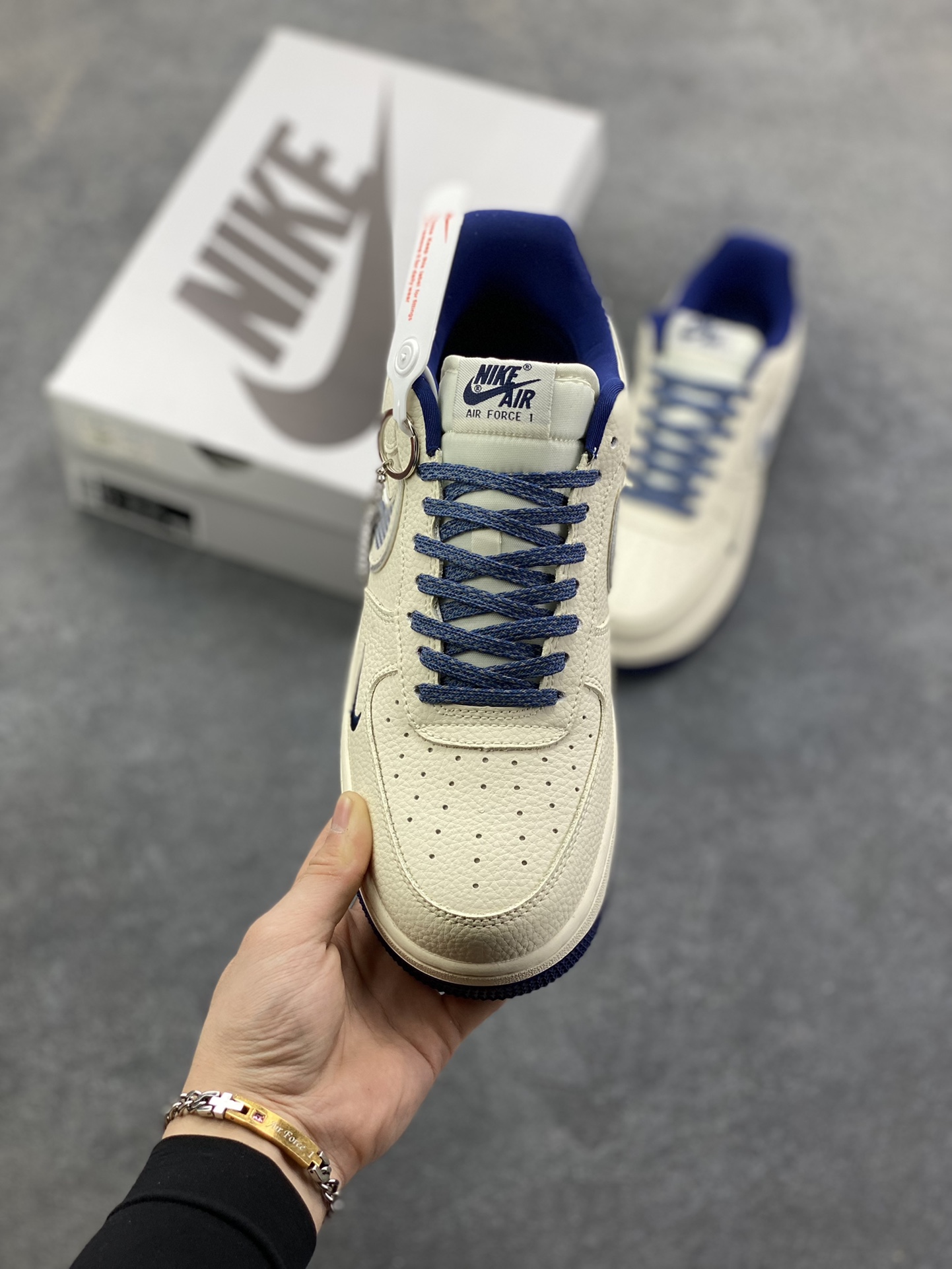 图片[2]-NIke Air Force 1 \’07 Low “NIKE银——米蓝星际”空军一号 低帮 运动鞋 休闲鞋 折边针车 工艺难度大 原楦头原纸板 原装鞋盒 定制五金配件 内置全掌气垫 原厂鞋底 货号：DF0188-108 尺码：36 36.5 37.5 38 38.5 39 40 40.5 41 42 42.5 43 44 44.5 45-选品中心