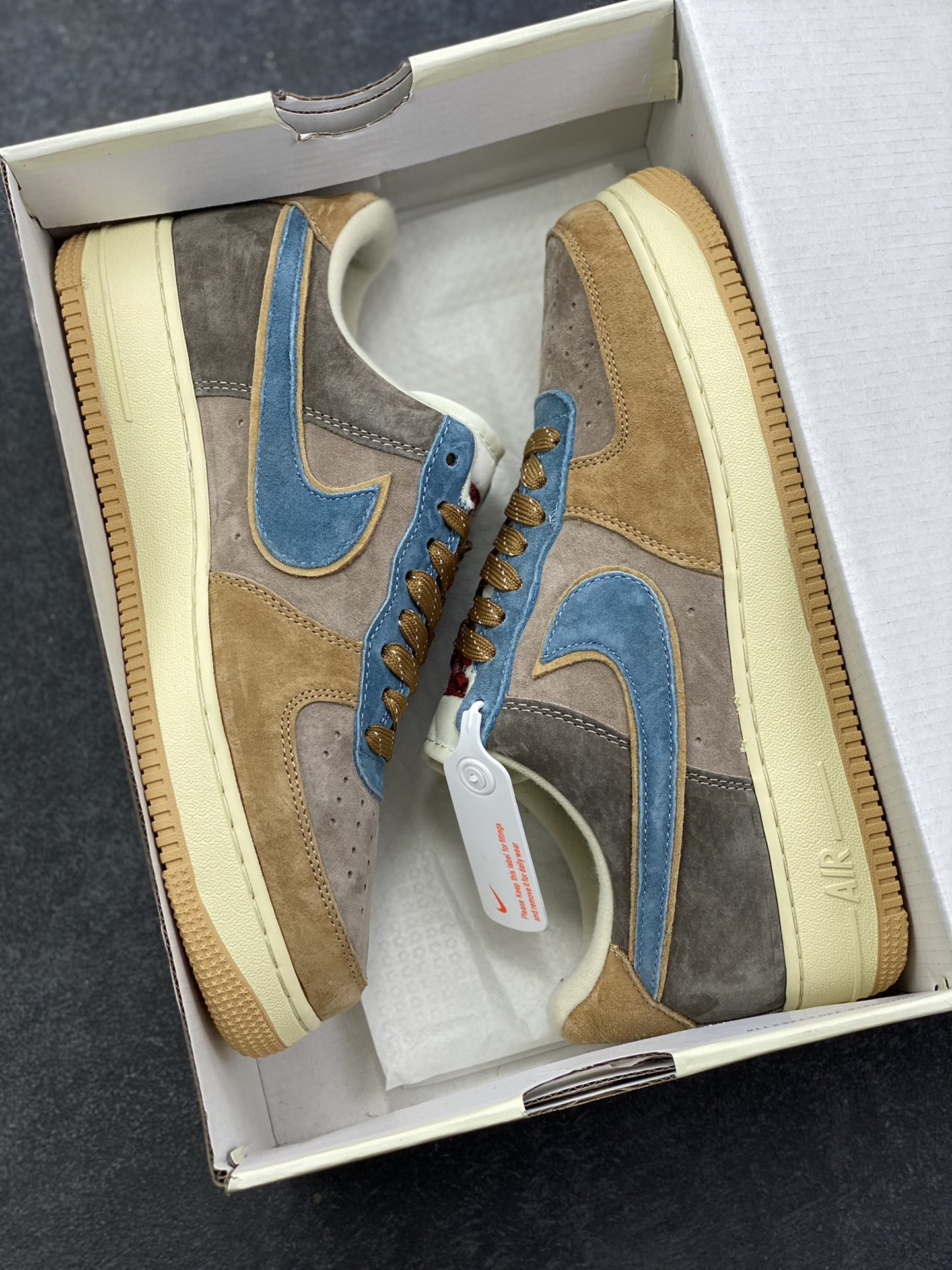 图片[9]-福利特价 Nike Air Force 1 ’07 Low 空军一号低帮百搭休闲运动板鞋。柔软、弹性十足的缓震性能和出色的中底设计，横跨复古与现代的外型结合，造就出风靡全球三十多年的Force 1，直到今天还深受青睐 货号：CW7581-120 尺码：36 36.5 37.5 38 38.5 39 40 40.5 41 42 42.5 43 44 44.5 45-选品中心