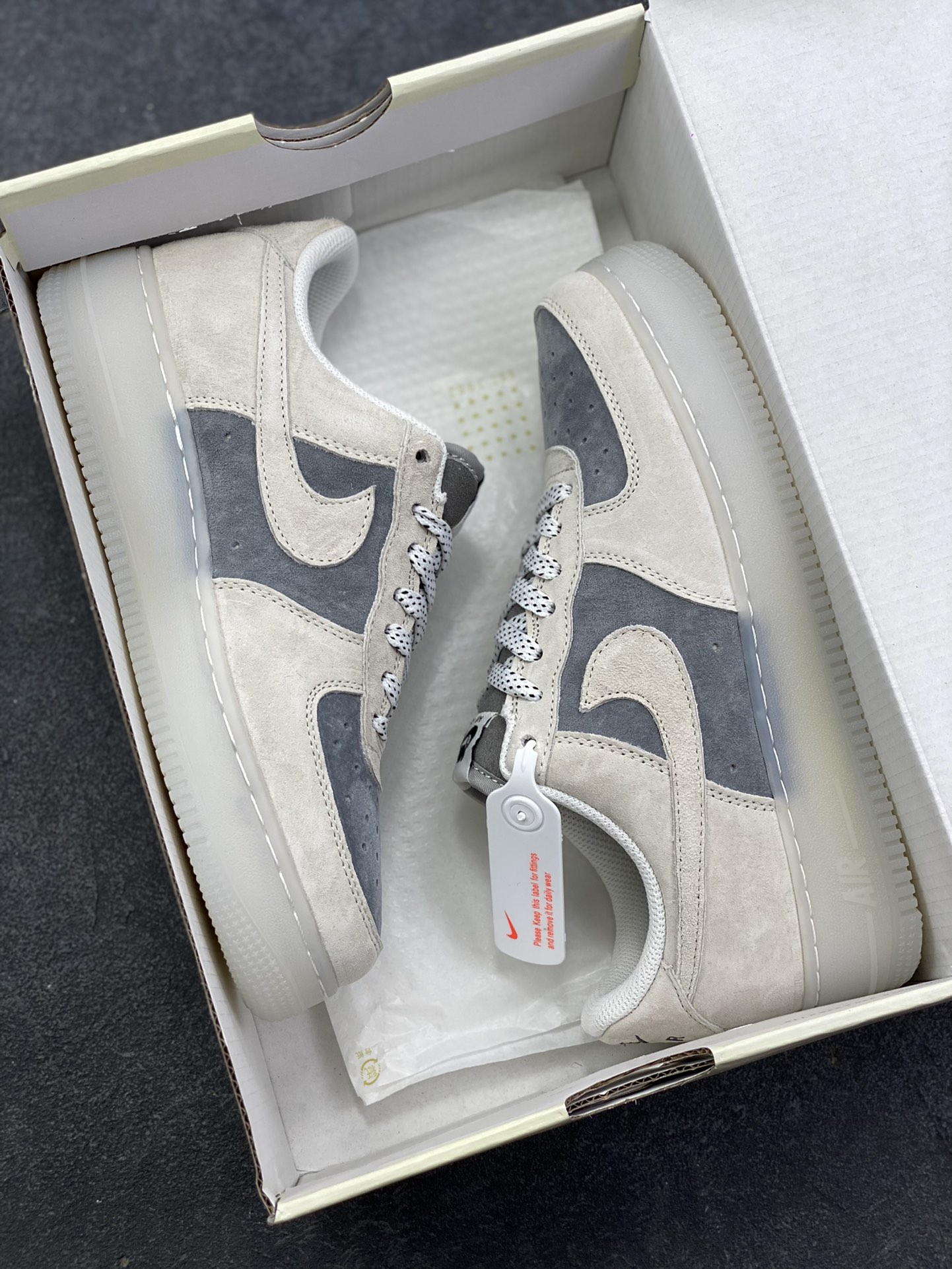图片[9]-福利特价 Nike Air Force 1 ’07 Low 空军一号低帮百搭休闲运动板鞋。柔软、弹性十足的缓震性能和出色的中底设计，横跨复古与现代的外型结合，造就出风靡全球三十多年的Force 1，直到今天还深受青睐 货号：DQ7659-123 尺码：36 36.5 37.5 38 38.5 39 40 40.5 41 42 42.5 43 44 44.5 45-选品中心