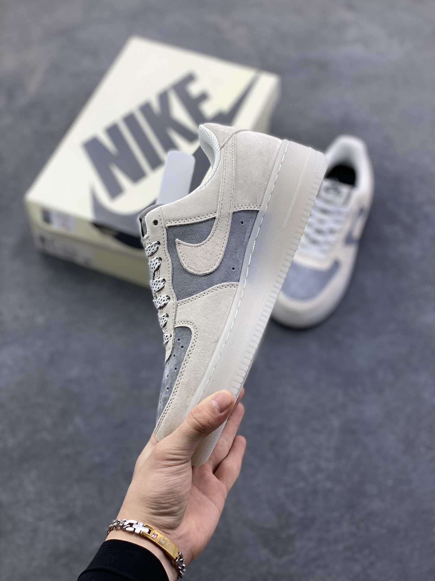 图片[3]-福利特价 Nike Air Force 1 ’07 Low 空军一号低帮百搭休闲运动板鞋。柔软、弹性十足的缓震性能和出色的中底设计，横跨复古与现代的外型结合，造就出风靡全球三十多年的Force 1，直到今天还深受青睐 货号：DQ7659-123 尺码：36 36.5 37.5 38 38.5 39 40 40.5 41 42 42.5 43 44 44.5 45-选品中心
