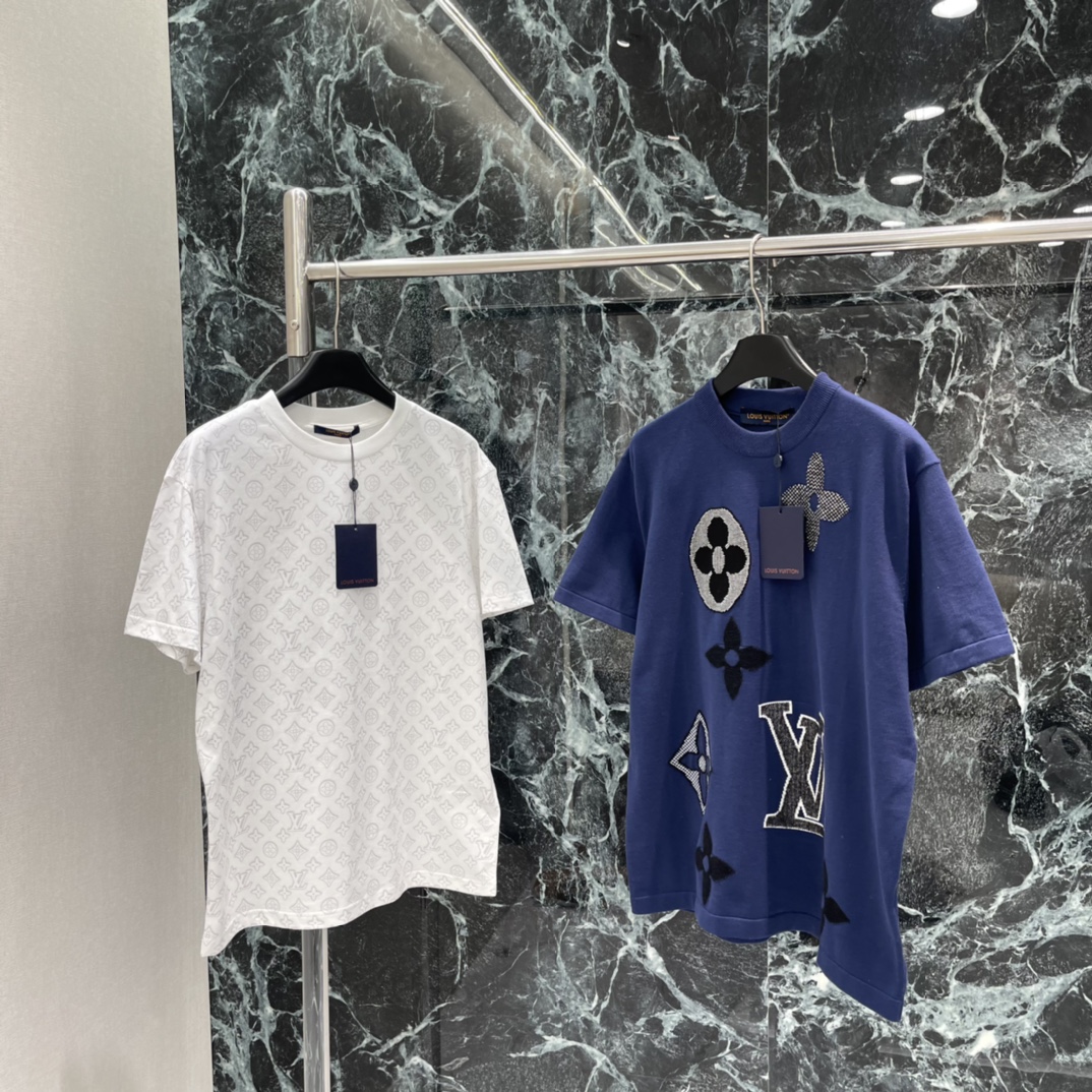 路易 25秋冬新款 嵌花刺绣针织短袖 立体刺绣工艺纹理感满满计 主色调深蓝 点缀黑白花纹，简约又有辨识度