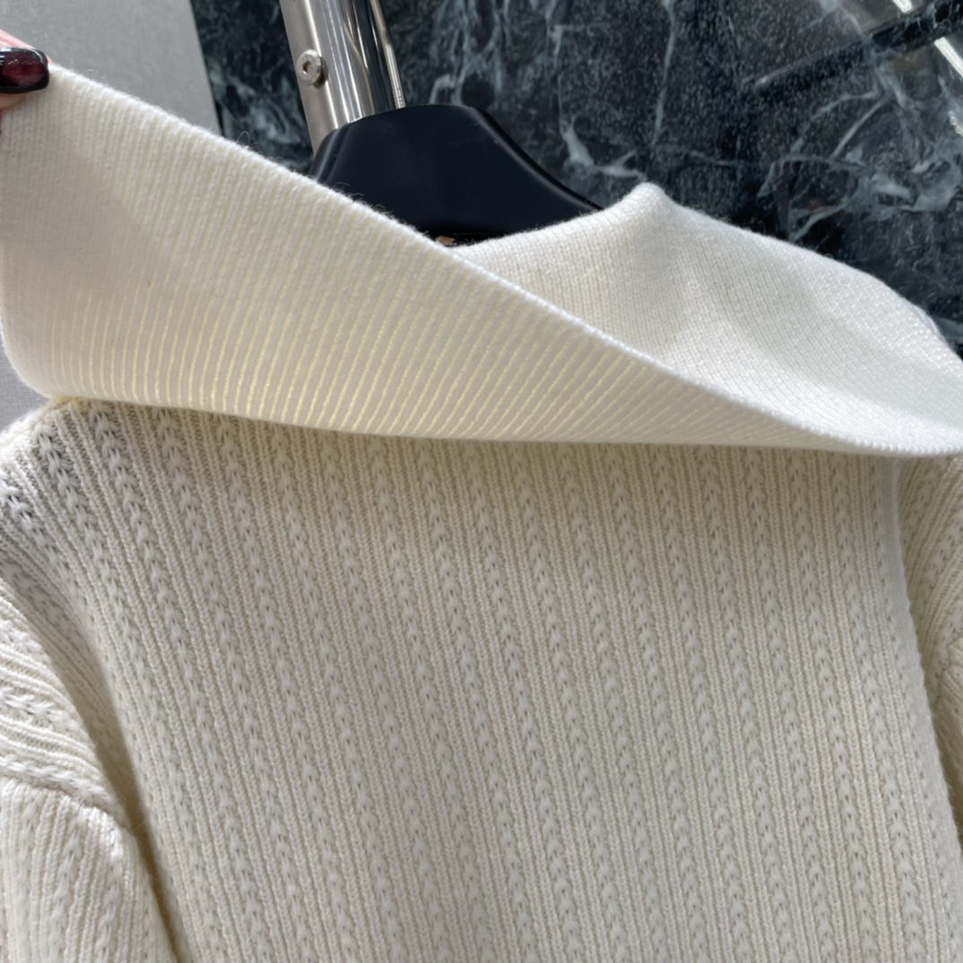 路易 25秋冬新款 海军领拉链针织开衫 奶白色调超温柔 秋冬穿超舒服 双头Logo拉链细节满满 短款收腰