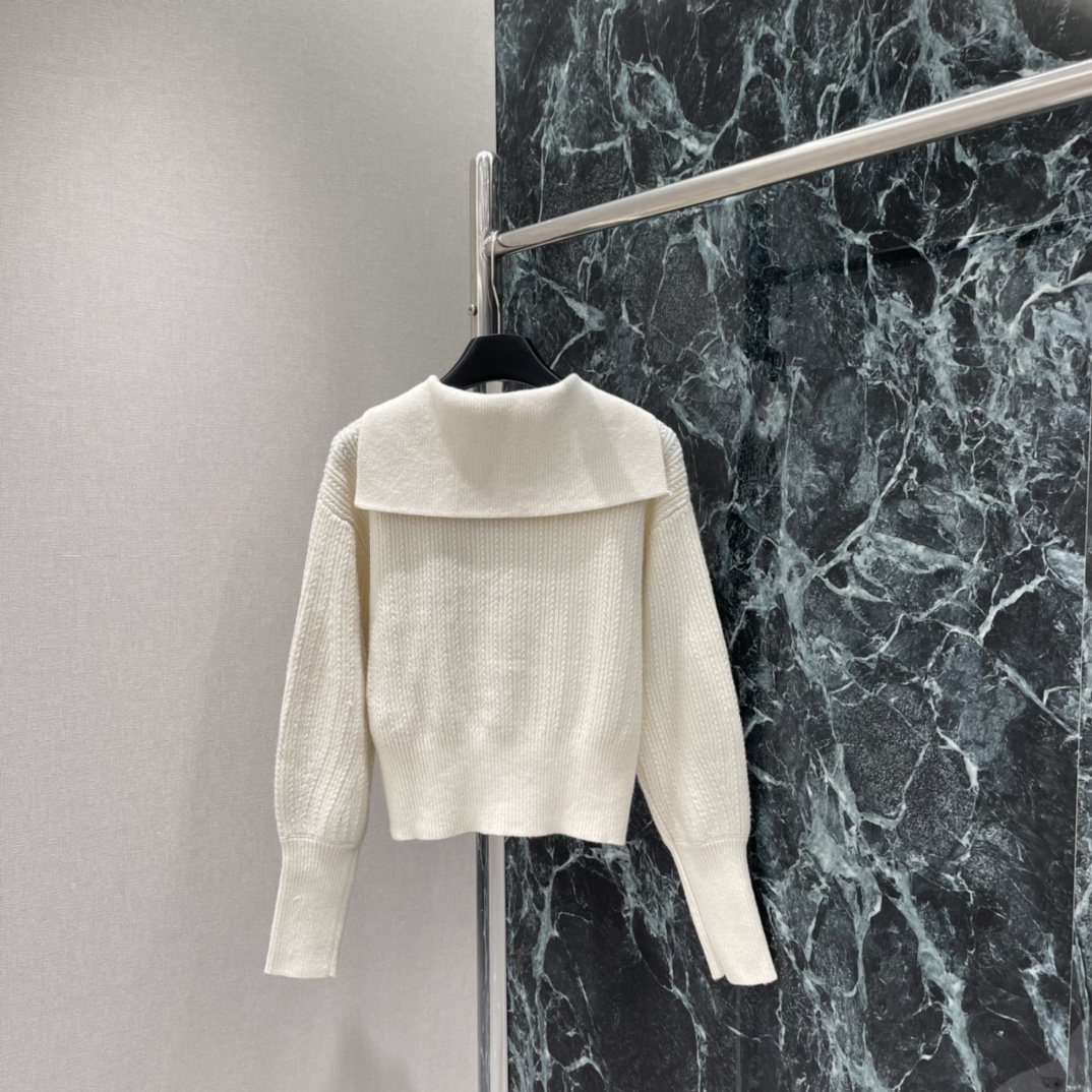 路易 25秋冬新款 海军领拉链针织开衫 奶白色调超温柔 秋冬穿超舒服 双头Logo拉链细节满满 短款收腰